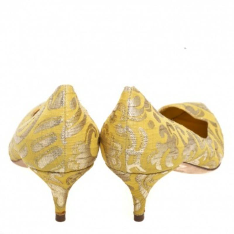 Beige Dolce & Gabbana punta di diamante in tessuto broccato giallo  Pompe taglia 40 in vendita