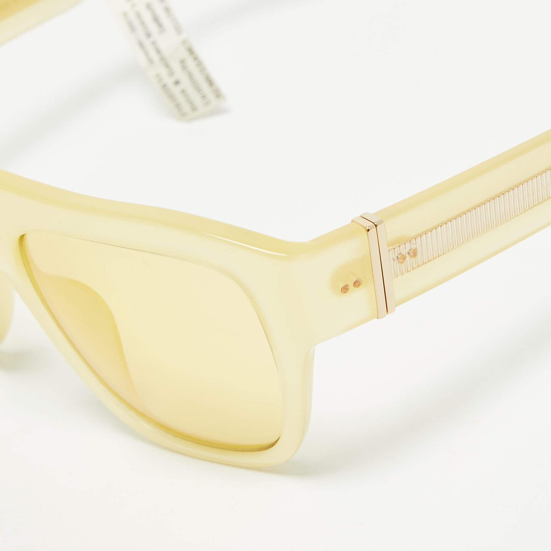 Un paio di occhiali da sole di Dolce & Gabbana sarà sicuramente un acquisto prezioso. Caratterizzati da una montatura di tendenza e da lenti che proteggono gli occhi, gli occhiali da sole sono ideali per essere indossati tutto il giorno.