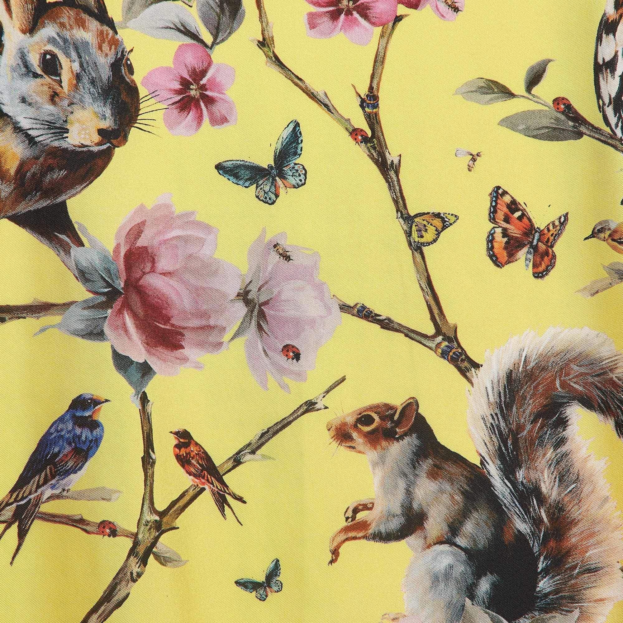For days when you want your accessory to express your style, this Dolce & Gabbana scarf is perfect. It carries a gorgeous shade and is created from quality fabrics for a luxurious feel.
