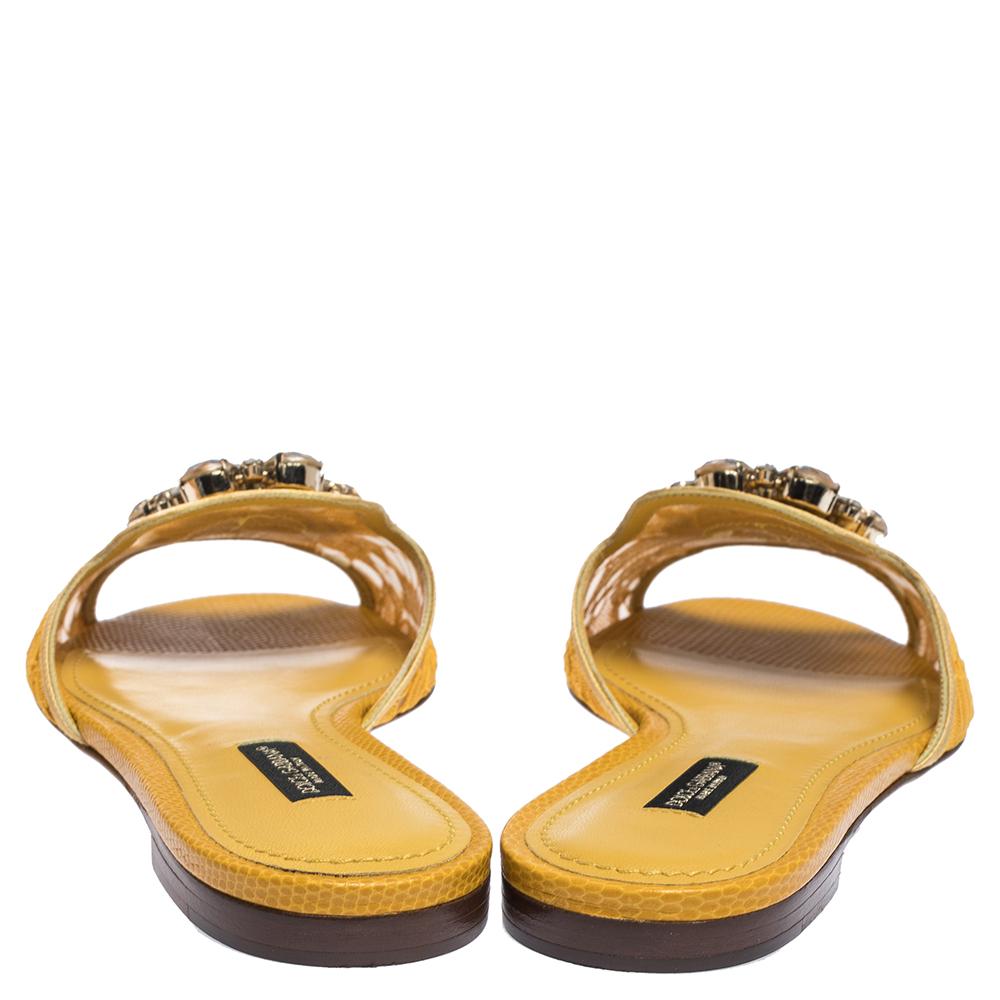Dolce & Gabbana Yellow Lace Jeweled Embellishment Flat Slides Size 38 In New Condition In Dubai, Al Qouz 2