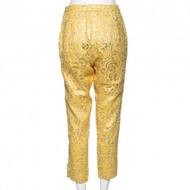 Si te apetecen creaciones coloridas y elegantes que resalten tu gusto por la moda, entonces estos pantalones de Dolce & Gabbana están hechos a tu medida. Están confeccionados con tejido jacquard floral de lúrex amarillo en una silueta recortada.