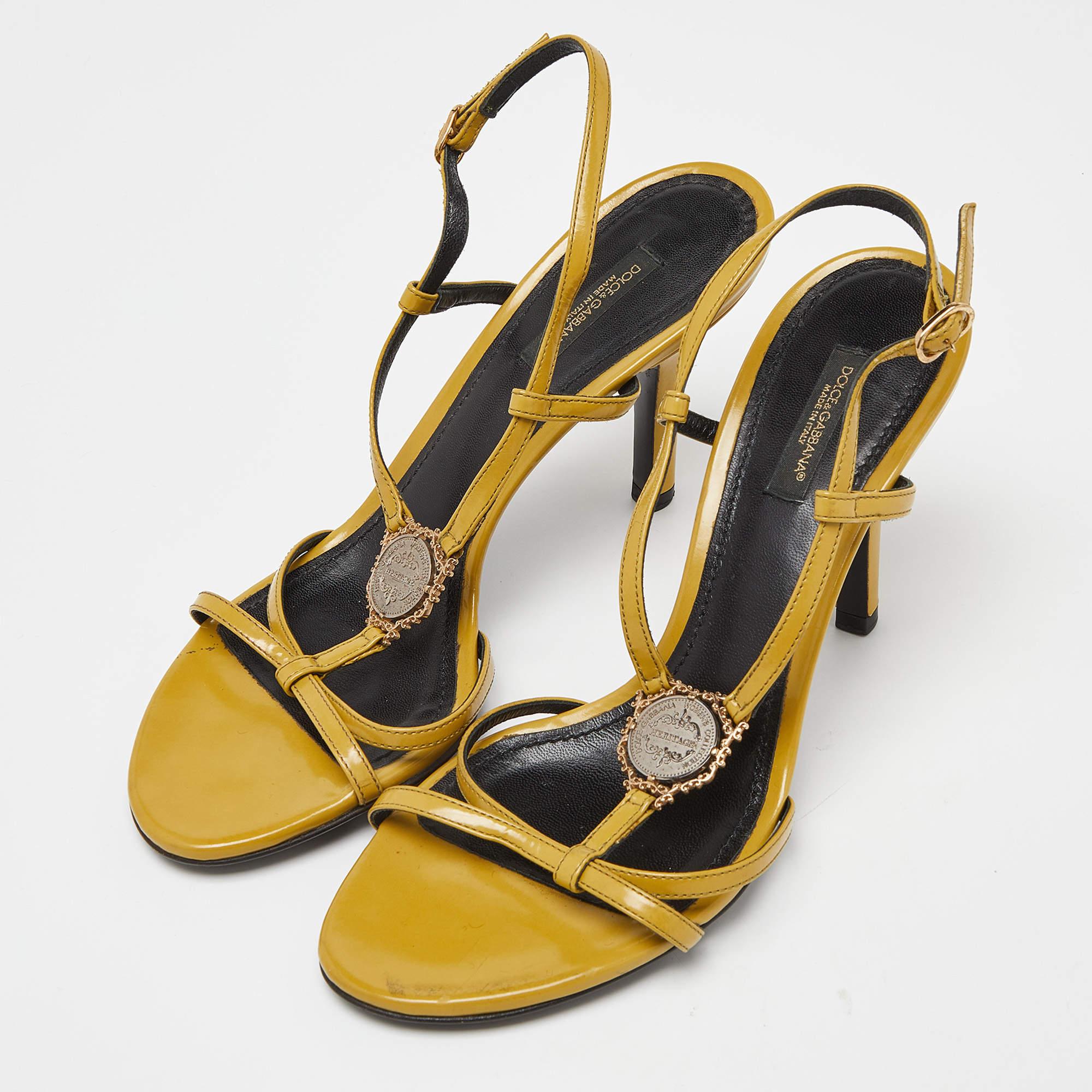 Dolce und Gabbana bringt Ihnen das perfekte Paar Sandalen, um die Saison zu feiern. Diese Sandalen sind aus Lackleder gefertigt, bequem und einfach zu tragen.
