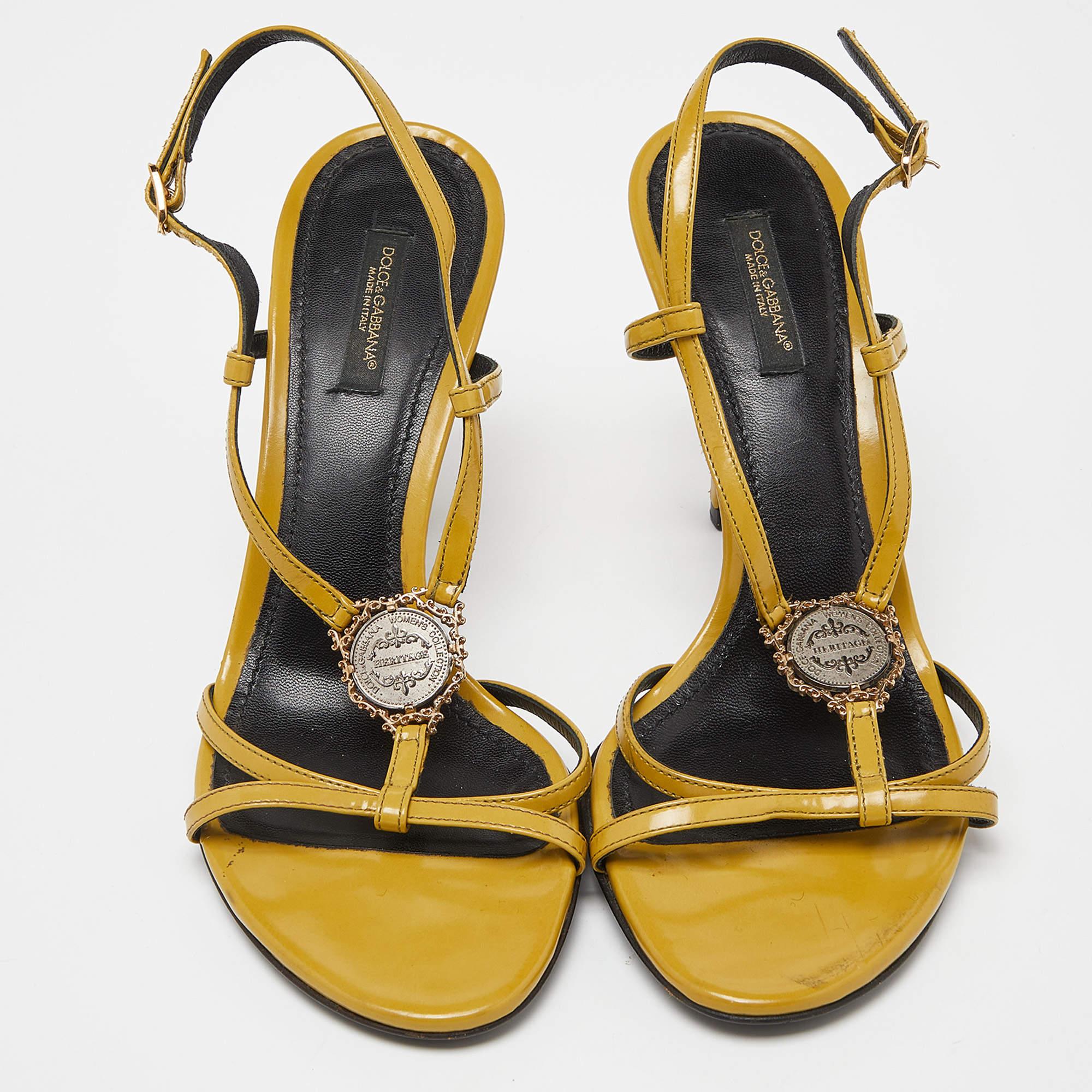Dolce & Gabbana Gelbe Heritage T-Riemen-Sandalen aus Lackleder Heritage Größe 38 im Zustand „Relativ gut“ in Dubai, Al Qouz 2