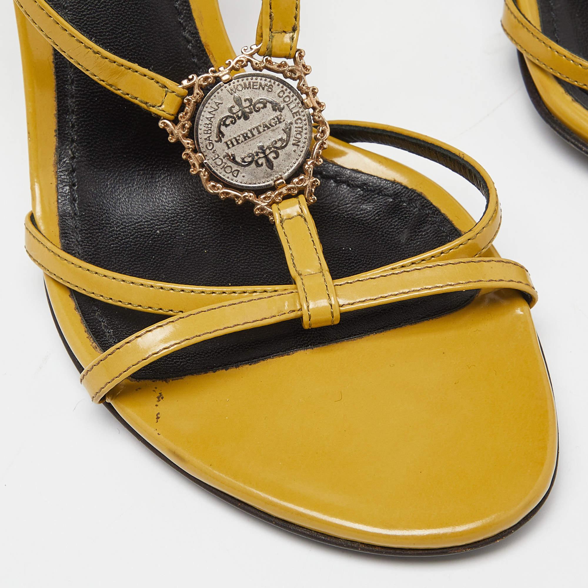 Dolce & Gabbana Gelbe Heritage T-Riemen-Sandalen aus Lackleder Heritage Größe 38 4