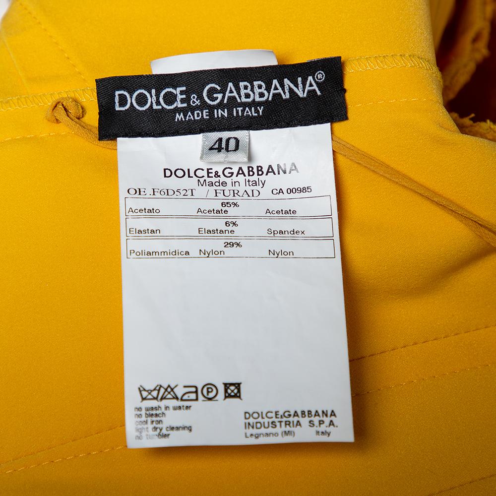 Dolce & Gabbana Gelbes ärmelloses Kleid aus Satin mit Gürtel S im Angebot 1