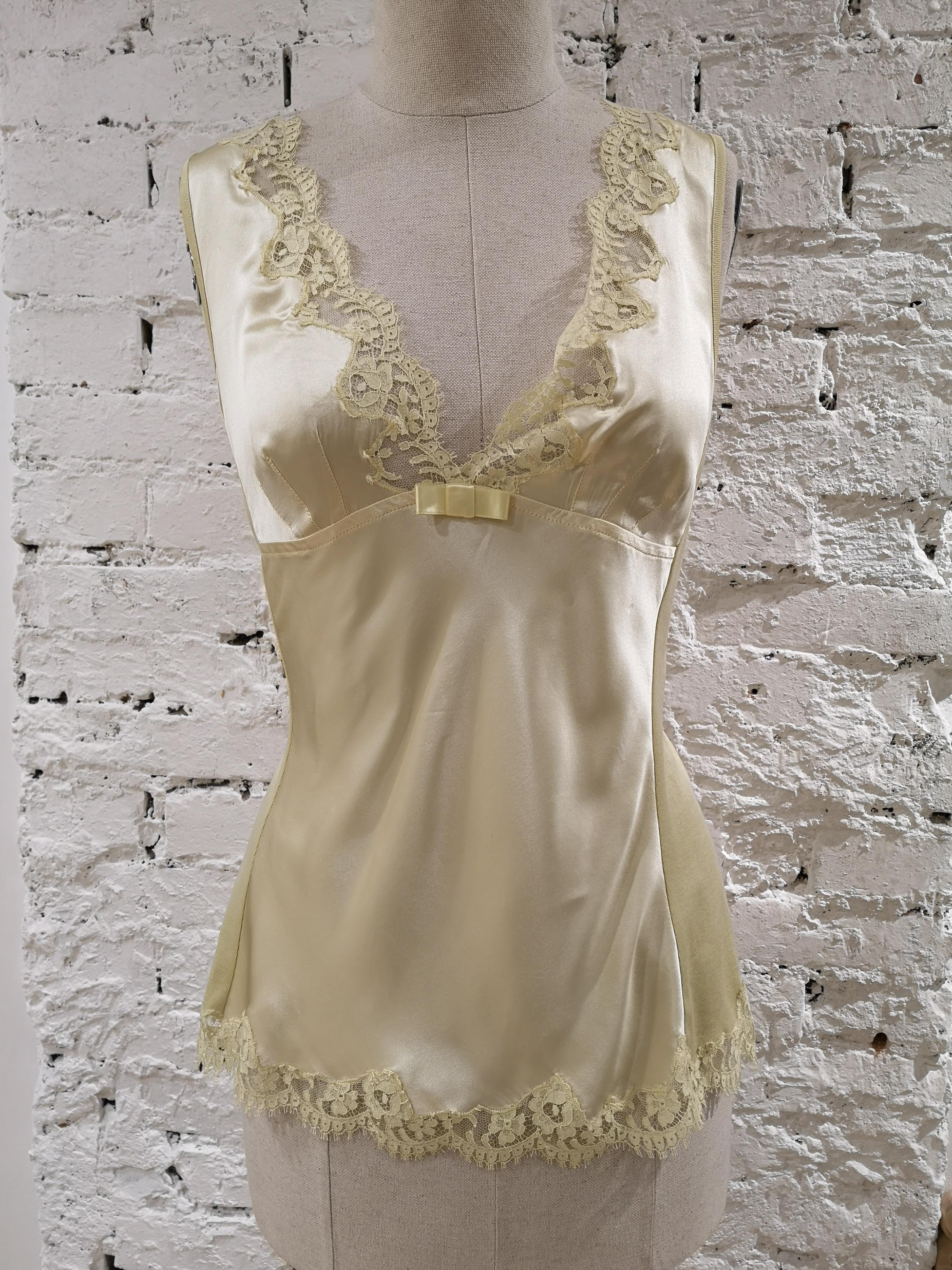 Top de encaje de seda amarillo Dolce & Gabbana 
totalmente made in italy en talla 44 
longitud 63 cm