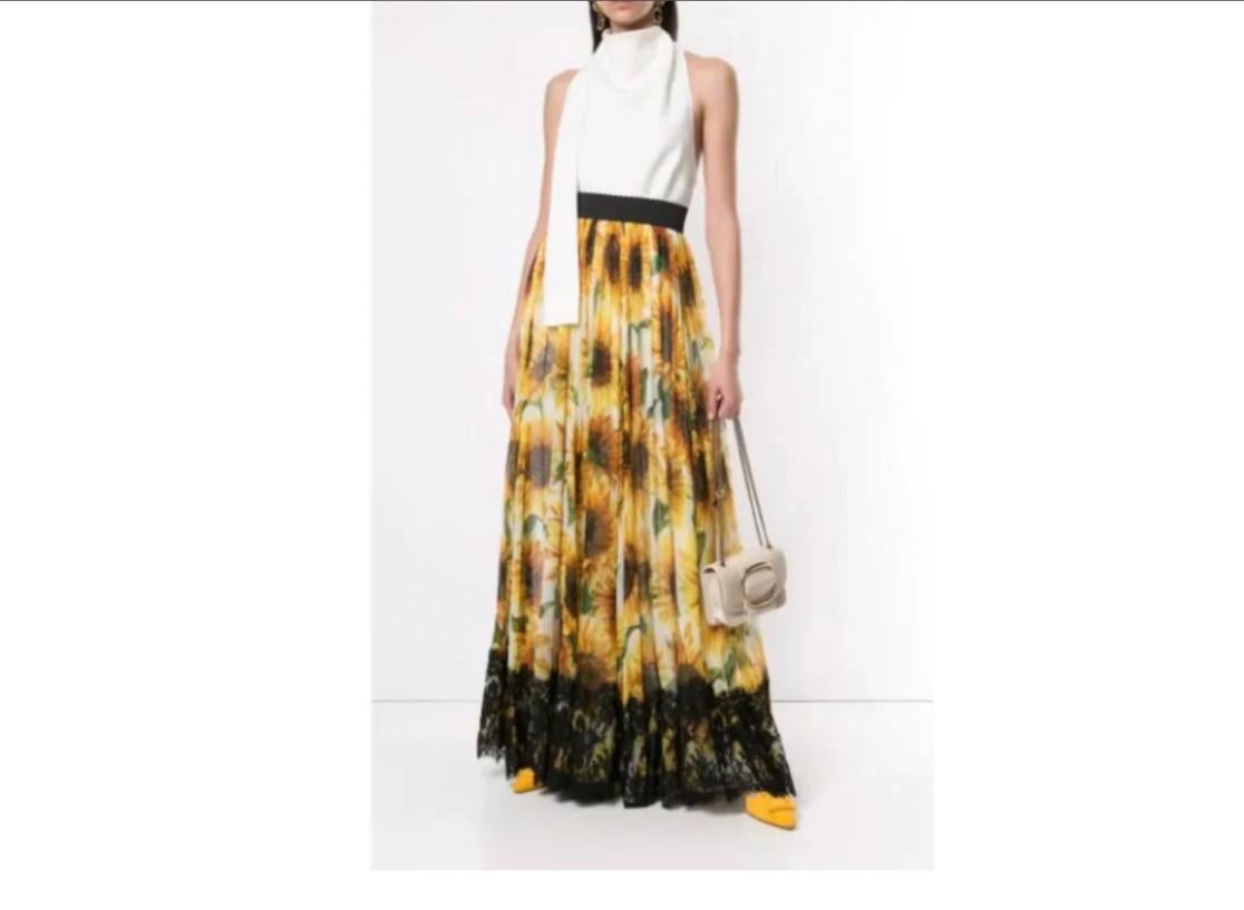 DOLCE & GABBANA SUNFLOWER PRINT LONG SKIRT IN YELLOW 
Colourful flowers have become an intrinsic part of Dolce & Gabbana's exuberantly feminine collections, gracefully decorating clothing and accessories, each blogom is beautifully brought to life,