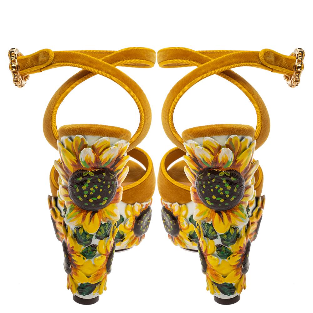 Dolce &amp; Gabbana Gelbe Plateausandalen aus Samt mit Sonnenblumenmuster, Größe 36 im Zustand „Neu“ in Dubai, Al Qouz 2