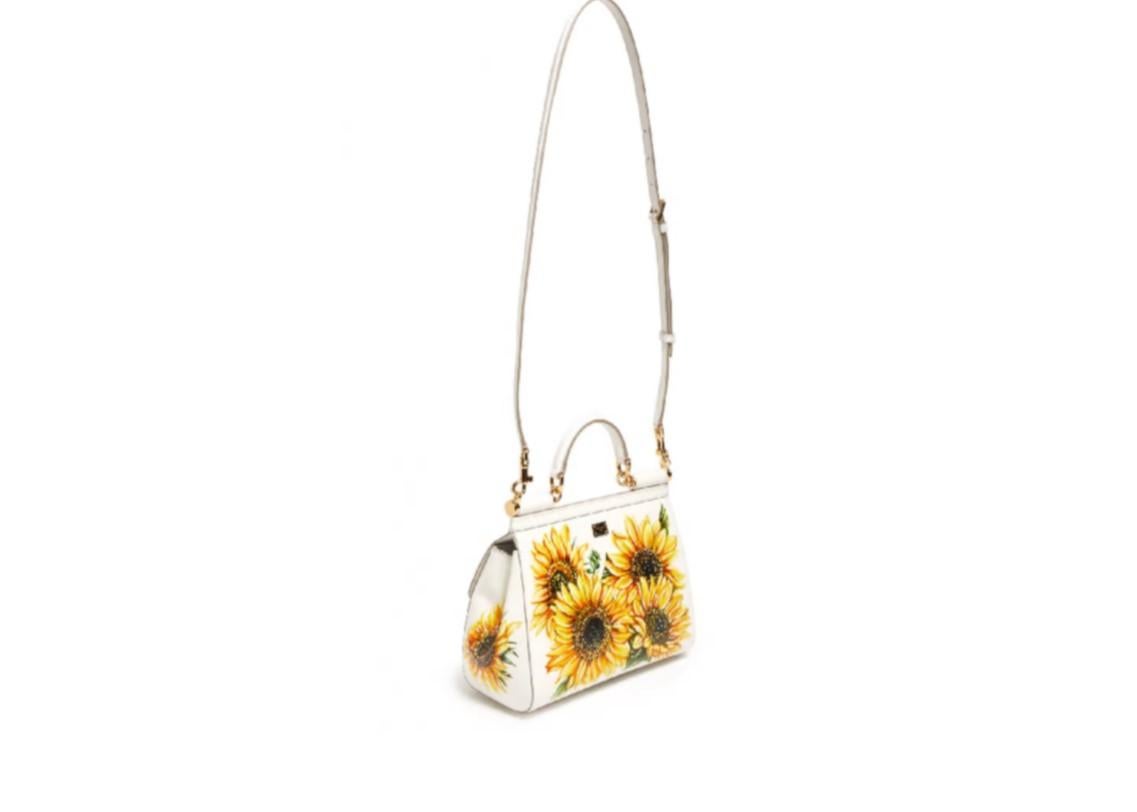 DOLCE & GABBANA SICILY SUNFLOWER-PRINT DAUPHINE-LEATHER BAG IN WHITE MULTI
Dolce & Gabbana reimagines its coveted Sicily handbag with a sun-strewn aesthetic with the use of vibrant sunflowers painted across the front. Expertly crafted in Italy from