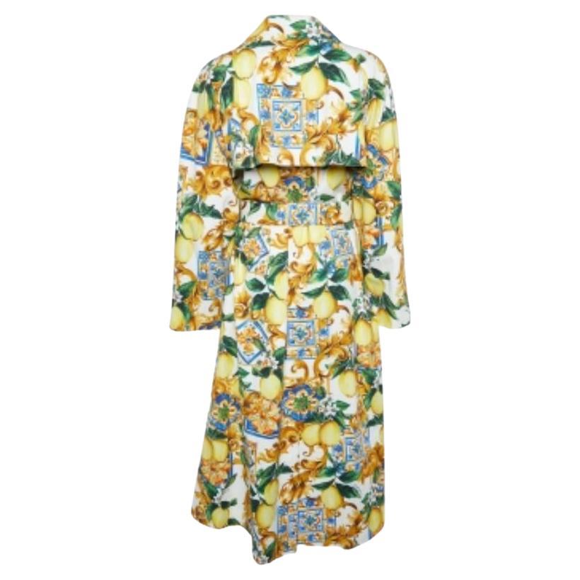 No podemos dejar de admirar este impresionante abrigo de Dolce & Gabbana. Presume de detalles tan exquisitos, como el estampado Limoni en múltiples tonos y los cierres de botón en la parte delantera. Se ha confeccionado con una mezcla de tejidos de