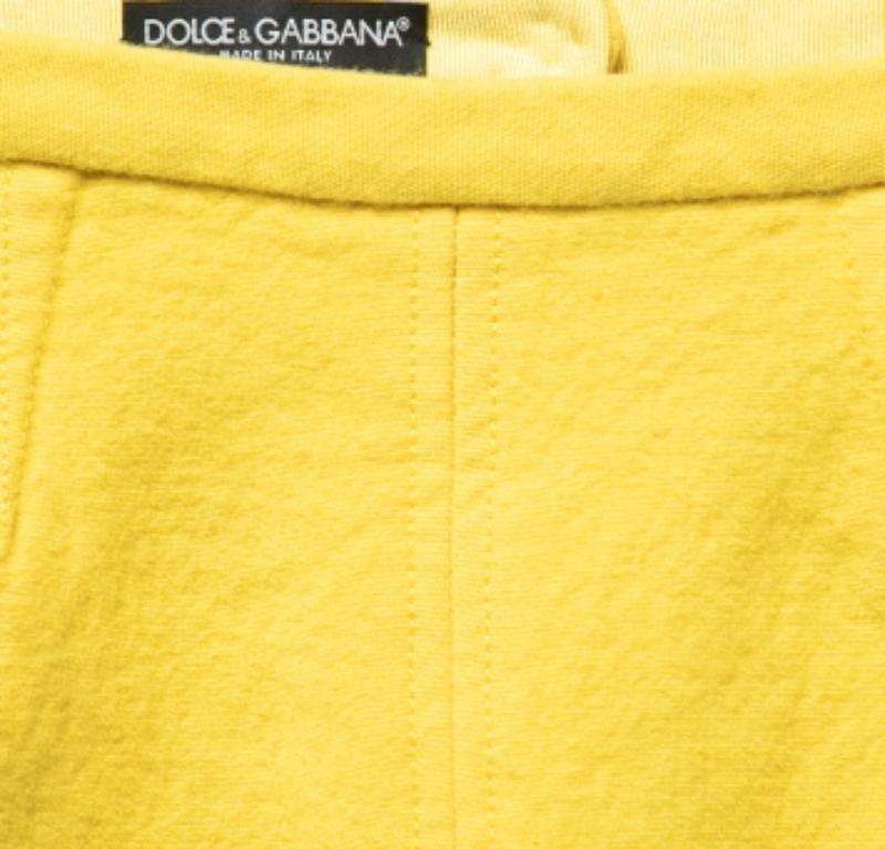 Merece la pena añadir a tu armario esta elegante falda de Dolce & Gabbana. Elaborado con materiales nobles, está exquisitamente diseñado con una forma favorecedora.