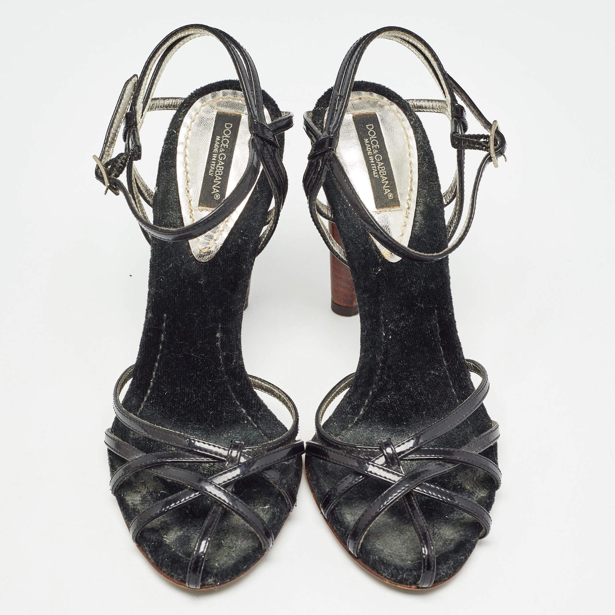 Dolce & GabbanaBlack Patent Knotted Sandals Size 35 In Fair Condition For Sale In Dubai, Al Qouz 2