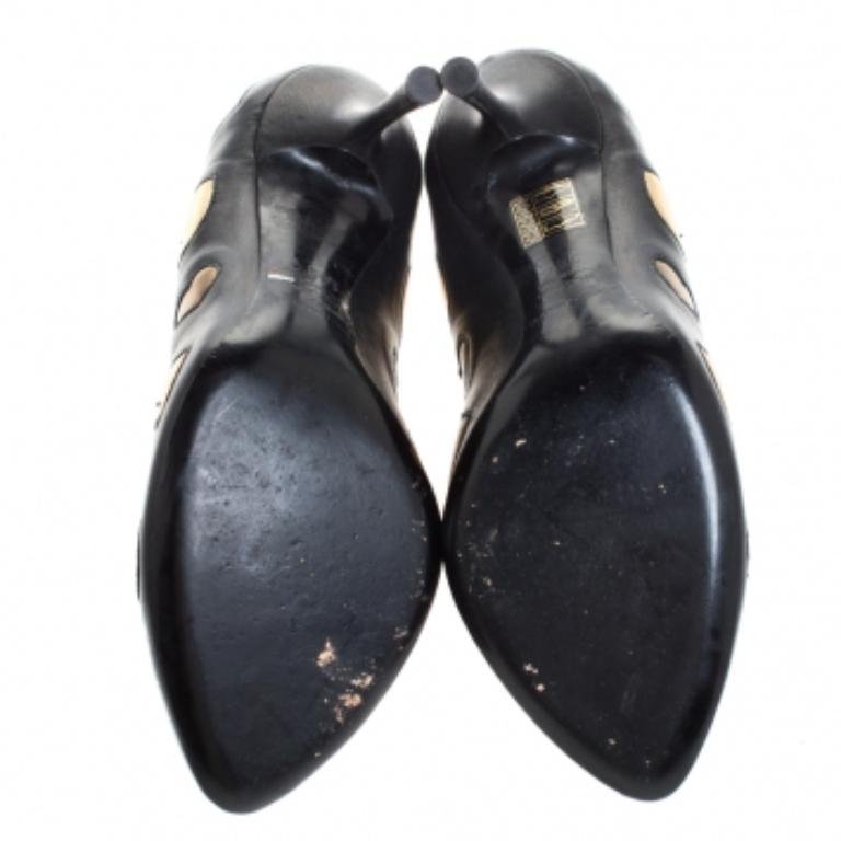 Queste décolleté giocose ed eleganti provengono dalla casa di Dolce & Gabanna. Sono realizzate in Italia e in pelle di qualità. Sfoggiano un'incantevole tonalità di nero e sono caratterizzati da applicazioni a cuore su tutta la superficie. Hanno la