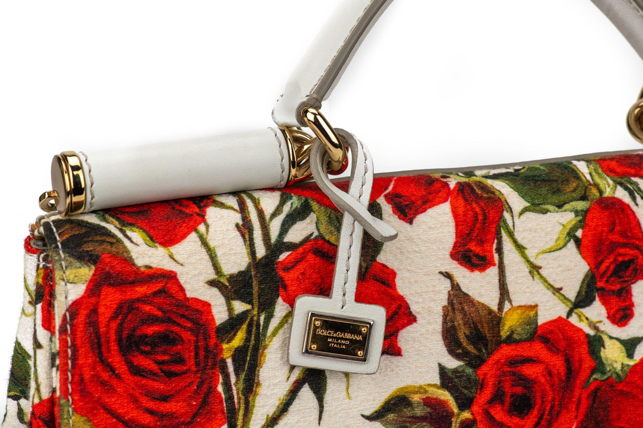 Dolce & Gabbana large Sicily bag with red rose design on white background. Red and white vichy lining. Detachable and adjustable shoulder strap drop 8