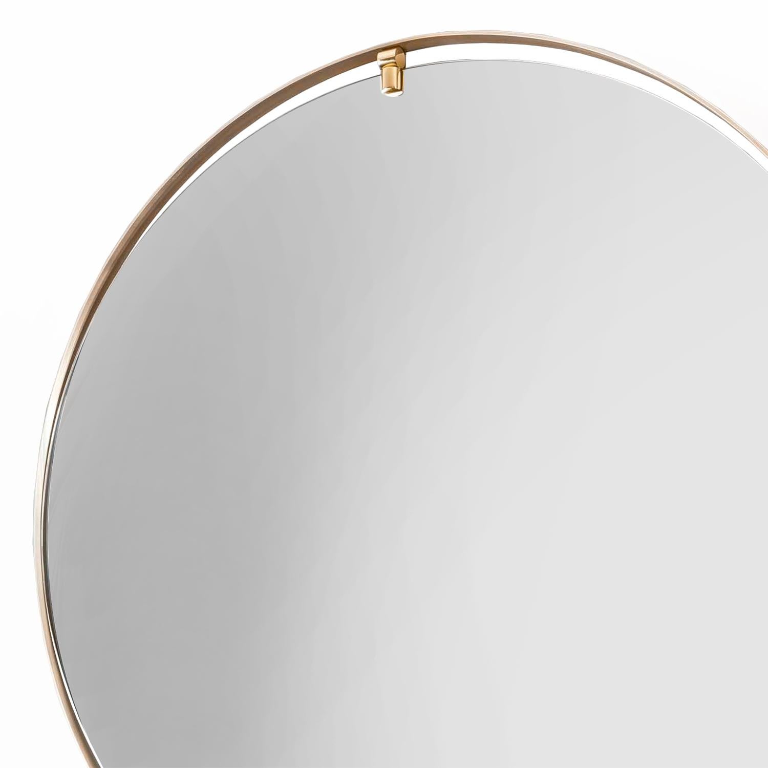 Mirror Dolce with round mirror glass and with
Solid brass round frame in bronzed finish. With
2 fixture in solid brass in polished finish at the
Top and at the bottom of the mirror.