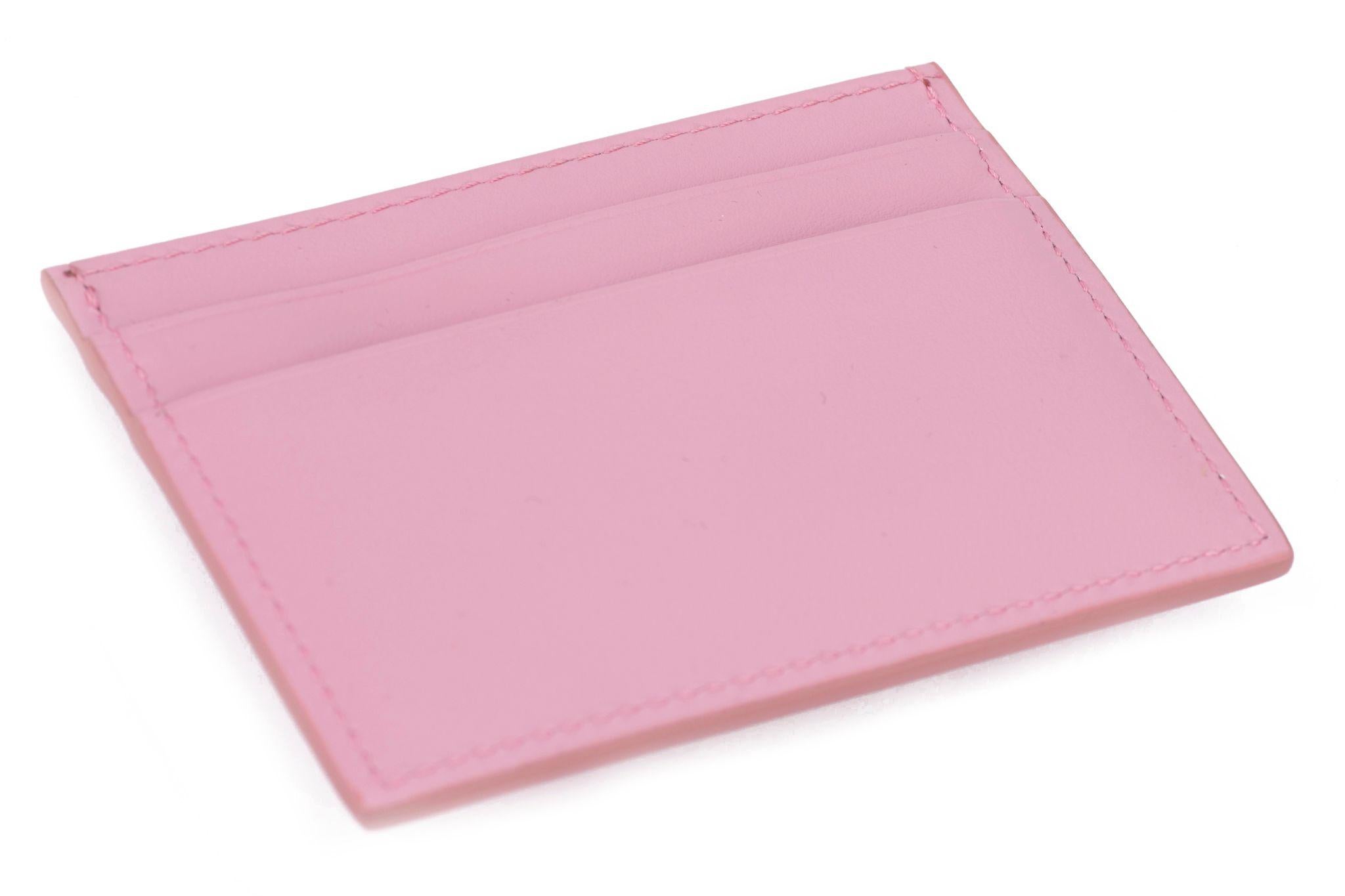 Dolce & Gabbana brandneue Baby rosa Kalbsleder Kreditkarte Brieftasche mit multicolor Strass Logo .
Mit Booklet, Anhänger, Echtheitsprüfung  Karte, Original-Schutzumschlag und Originalverpackung.
