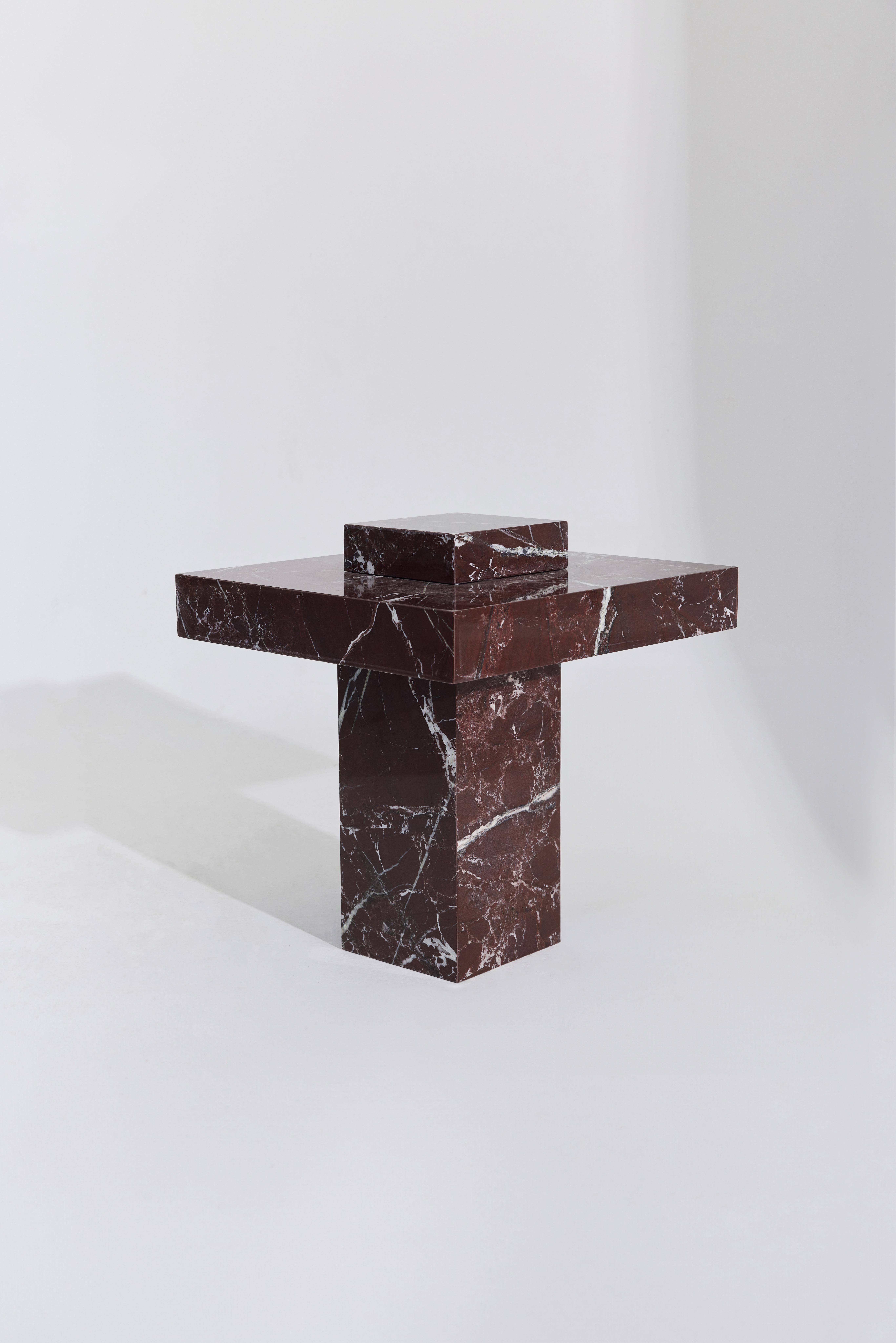 Dolce Rosso Levanto Beistelltisch von RAFFINATO
Abmessungen: T 50 x B 50 x H 55 cm.
MATERIALIEN: Marmor Rosso Levanto. 

Dieser Tisch ist in verschiedenen Steinoptionen erhältlich: Weißer Travertin, Rosso Levanto, Calacatta Viola und