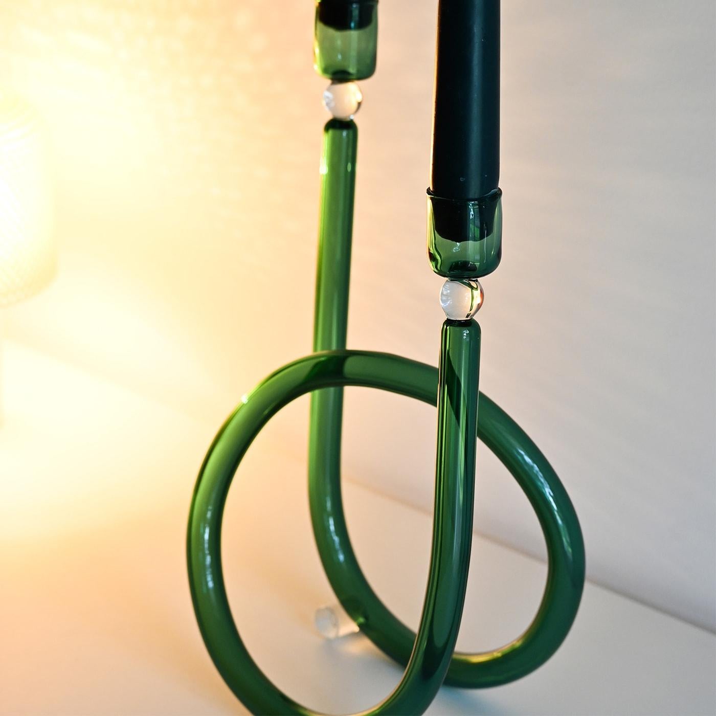 Questo portacandele, dal design superbo e magistralmente realizzato a Venezia in vetro soffiato a bocca, è in vetro borosilicato colorato e leggero. Il portacandele Dolce Vita è un tubo di vetro colorato che si attorciglia sinuosamente, creando