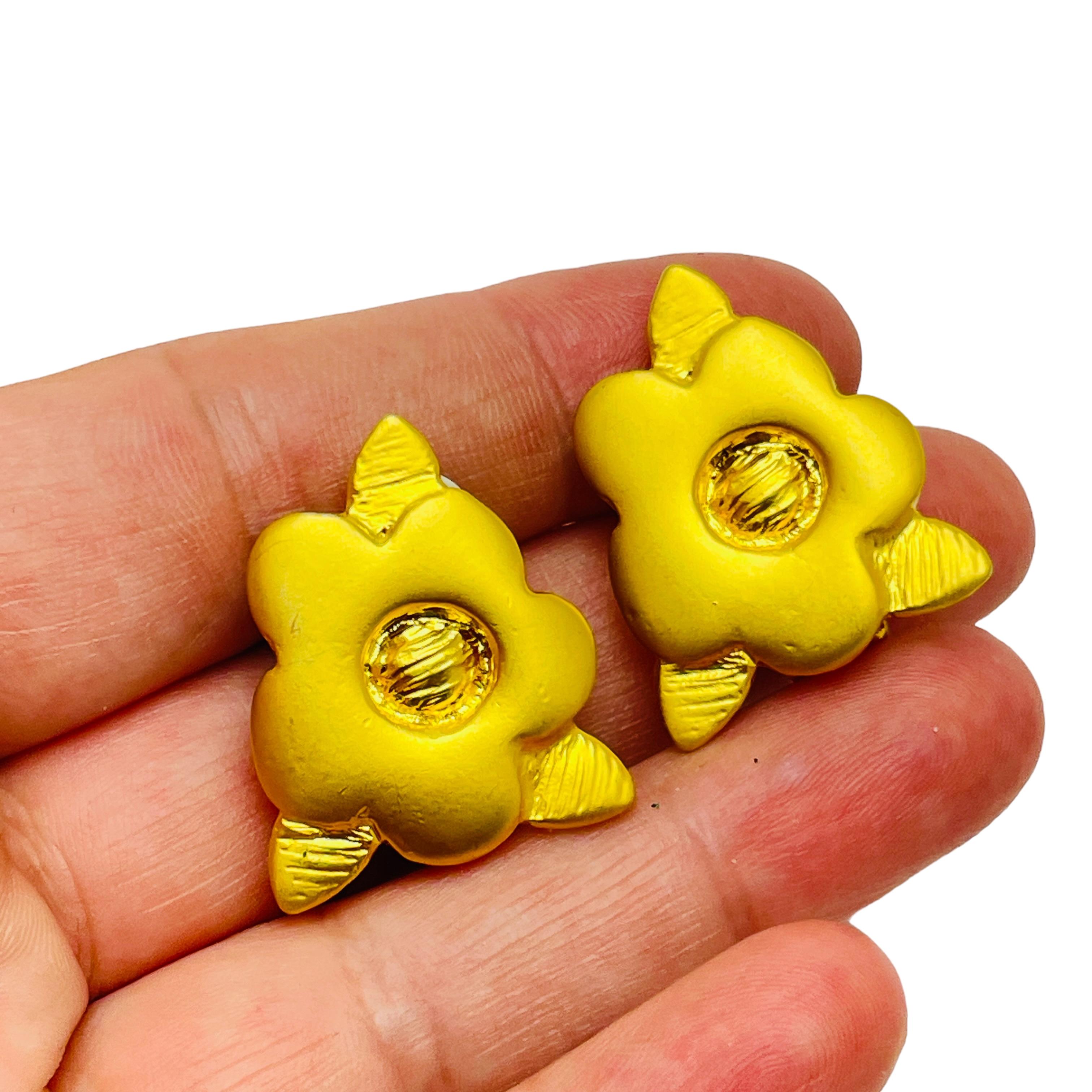 Women's DOLCE VITA signed vintage matte gold flowers designer clip on earrings For Sale