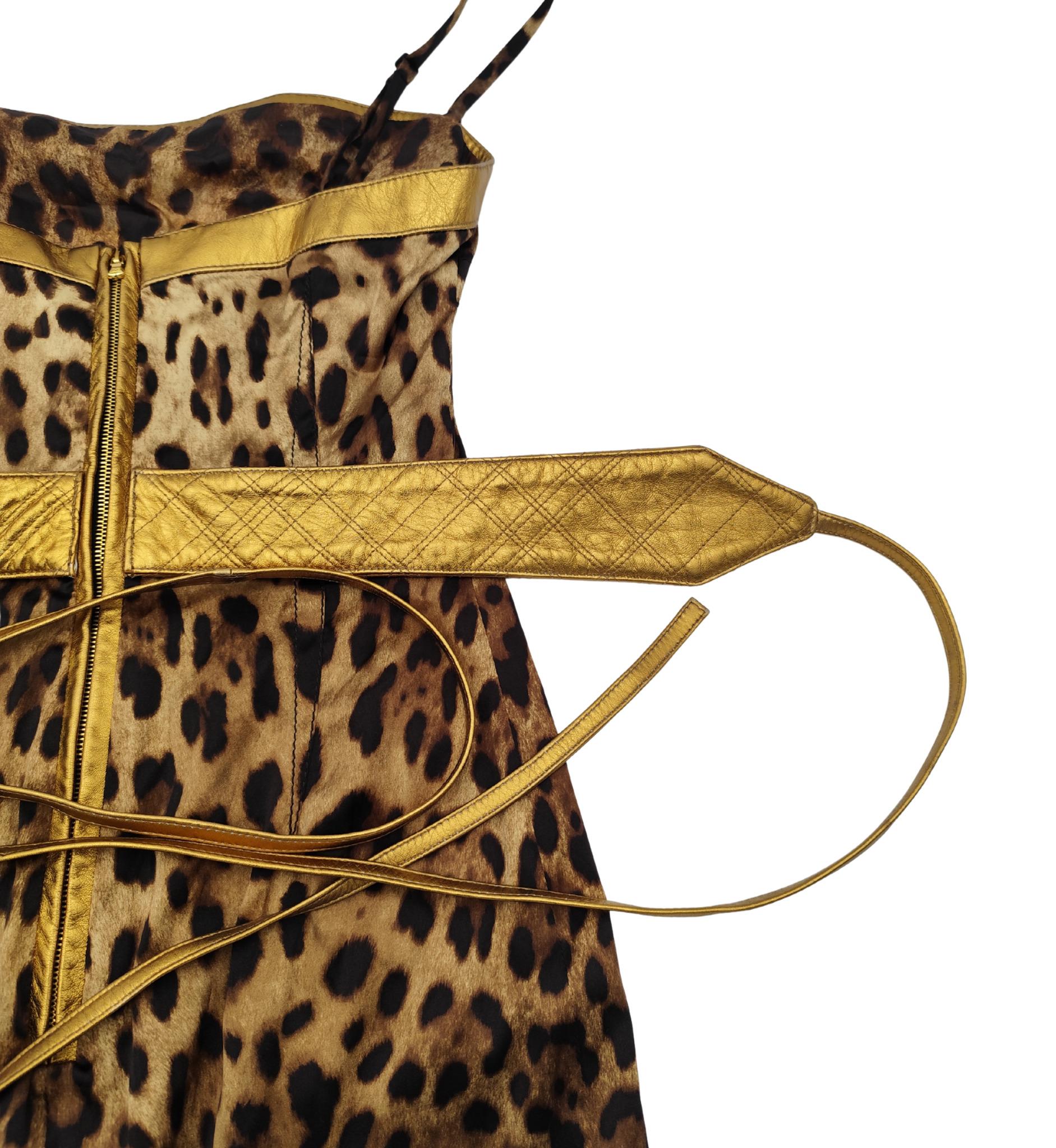 Dolce&Gabbana 2007 Vestido de seda con cinturón de piel dorada y estampado de leopardo en venta 5