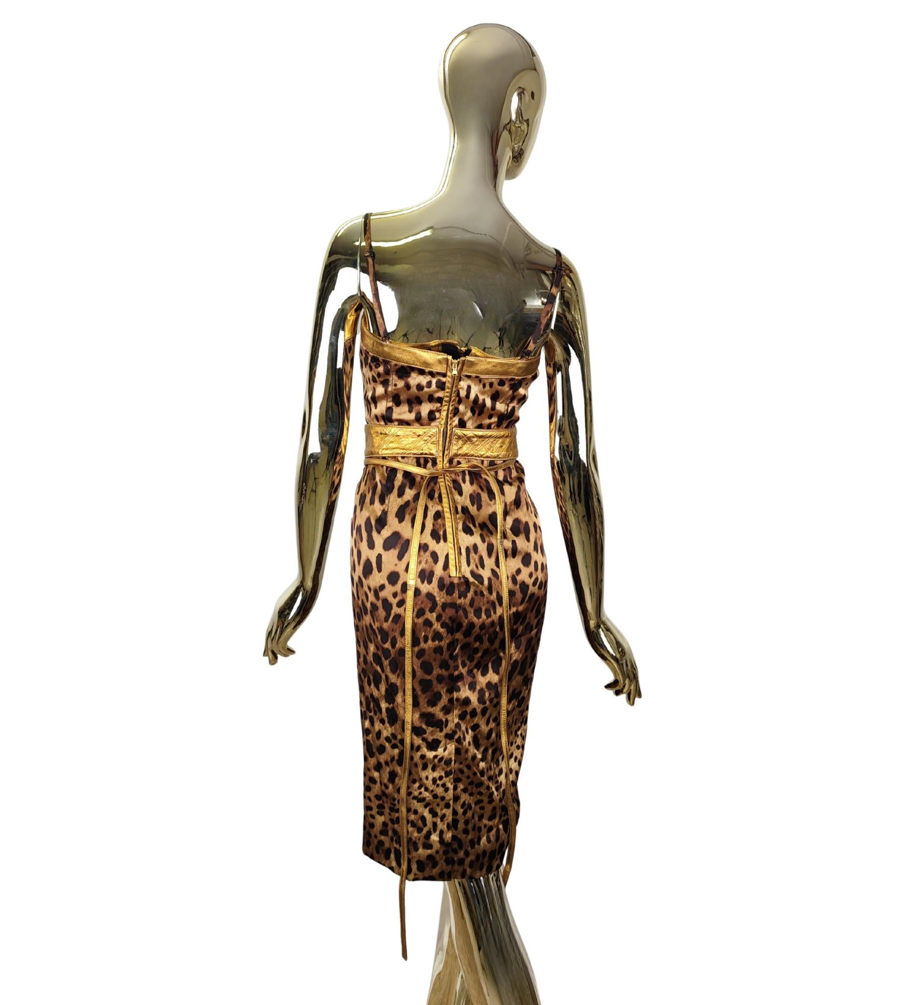 Dolce&Gabbana 2007 Vestido de seda con cinturón de piel dorada y estampado de leopardo en Bueno estado para la venta en Milano, IT