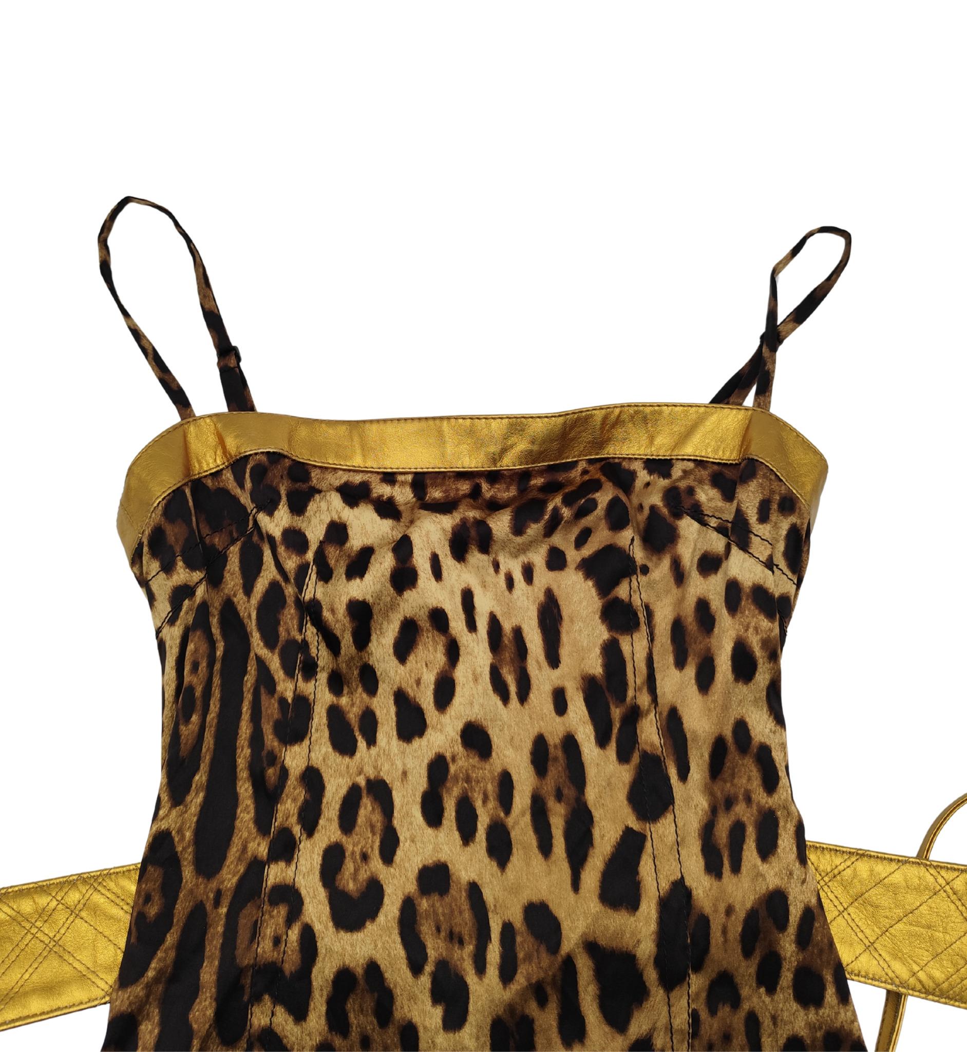 Dolce&Gabbana 2007 Vestido de seda con cinturón de piel dorada y estampado de leopardo en venta 2