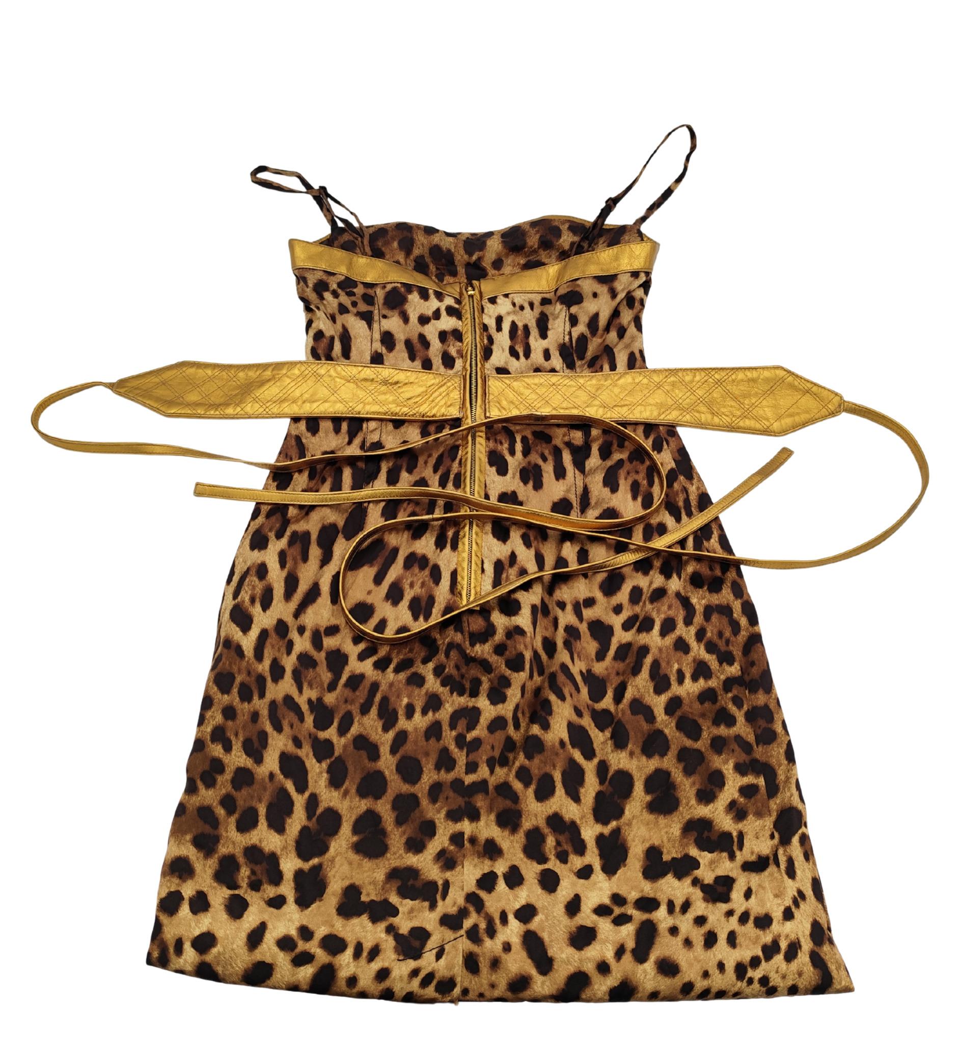 Dolce&Gabbana 2007 Vestido de seda con cinturón de piel dorada y estampado de leopardo en venta 3