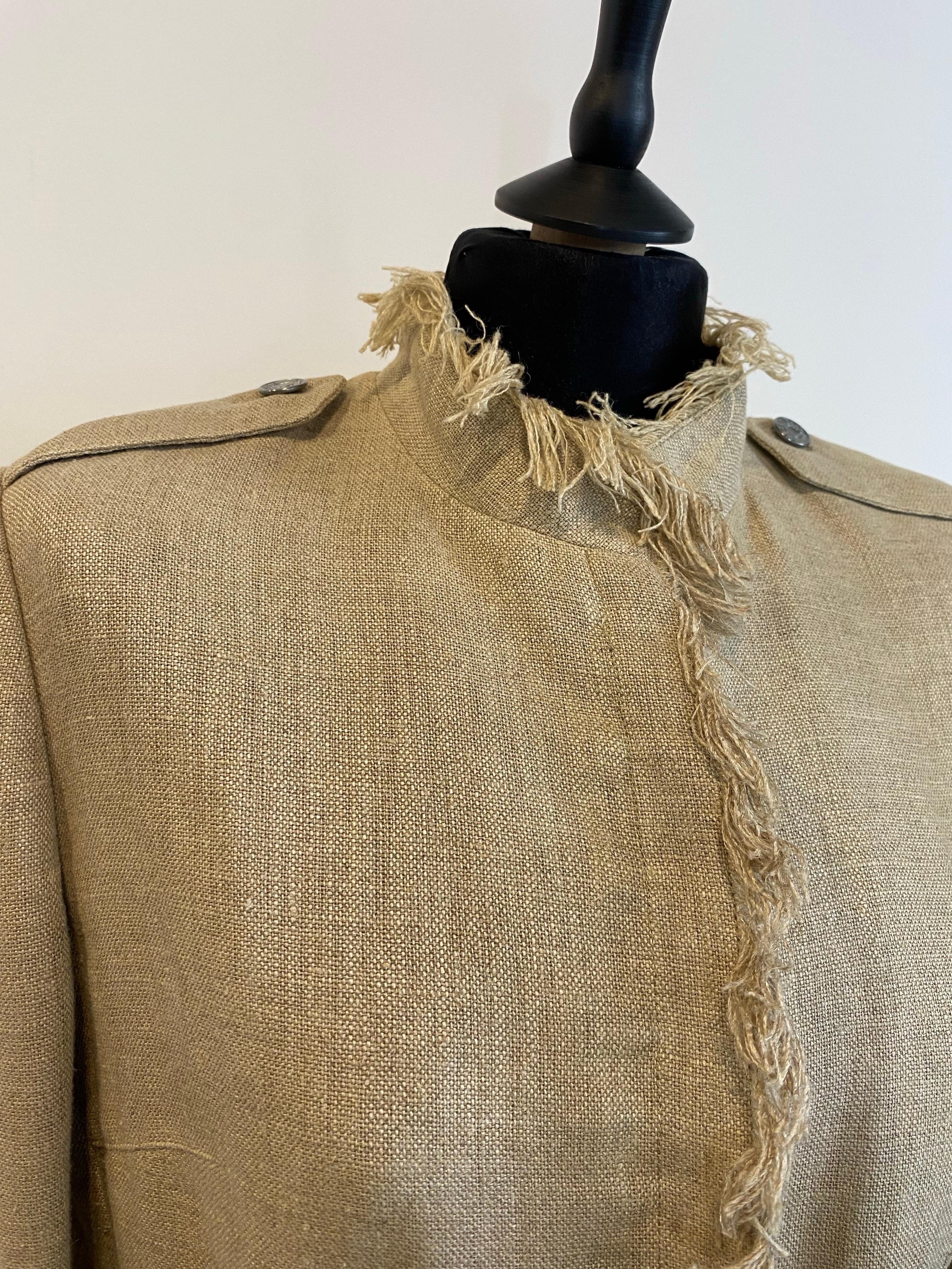 Beige Dolce&Gabbana jacket with fringes.
Closure as if it were a bodice.
Size 42 in linen.
Lined interior with python pattern.
Shoulders 40 cm
Sleeve 65 cm
Bust 45 cm
Waist 40 cm
62 cm long
It has some small pulled threads but overall in excellent