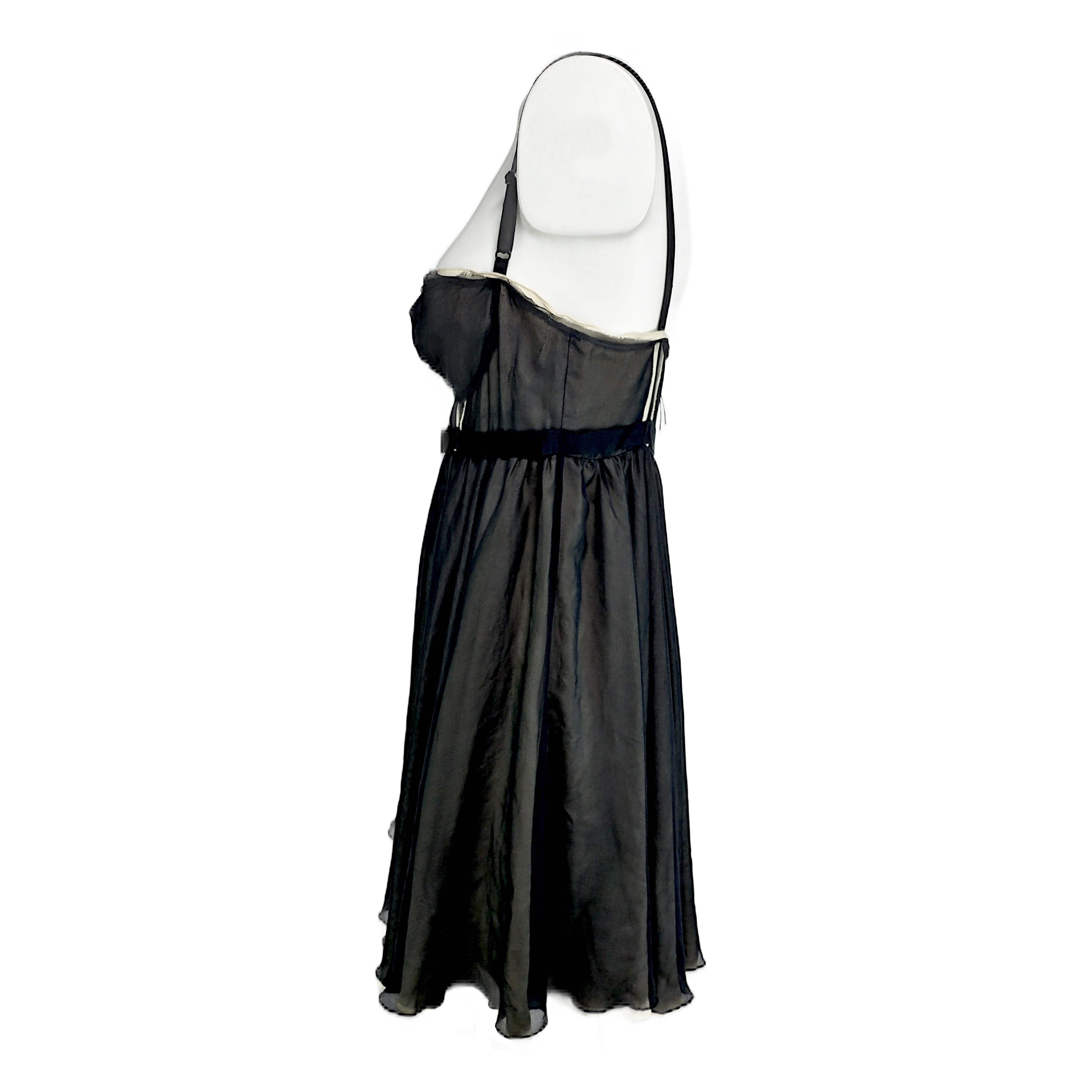 Dieses Babydoll-Kleid ist aus schwarzem Seidenchiffon gefertigt und vollständig mit beigefarbenem Seiden-Crêpe de Chine gefüttert. Sie hat einen kreisrunden Rock, ein Paar verstellbare Träger und einen Reißverschluss auf der Rückseite, der mit dem