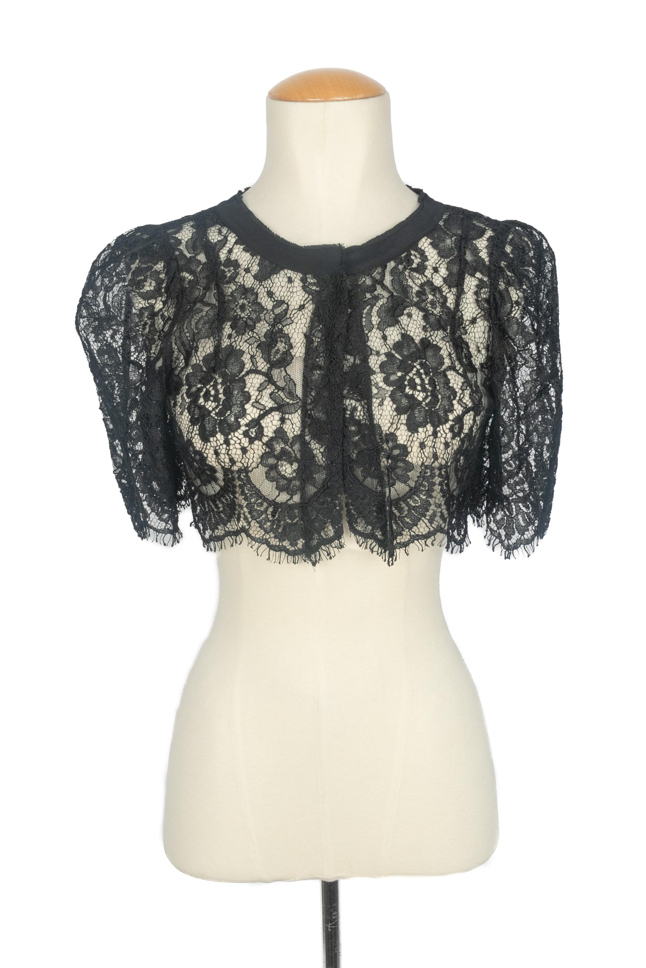 DOLCE&GABBANA - (Made in Italy) Top in pizzo nero. Mancano le etichette della composizione e della taglia, ma veste una 36FR.

Condizioni:
Ottime condizioni

Dimensioni:
Larghezza spalle: 42 cm - Lunghezza maniche: 30 cm - Lunghezza: 35 cm

SKU:FH278