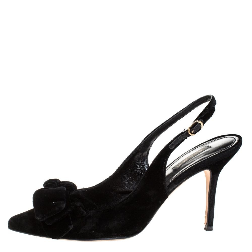 Deliver the most unforgettable looks in these black pumps from Dolce & Gabbana! From their shape and detailing to their overall appeal, they are utterly mesmerizing. The pumps are crafted from velvet and decorated with bows on their pointed toes.
