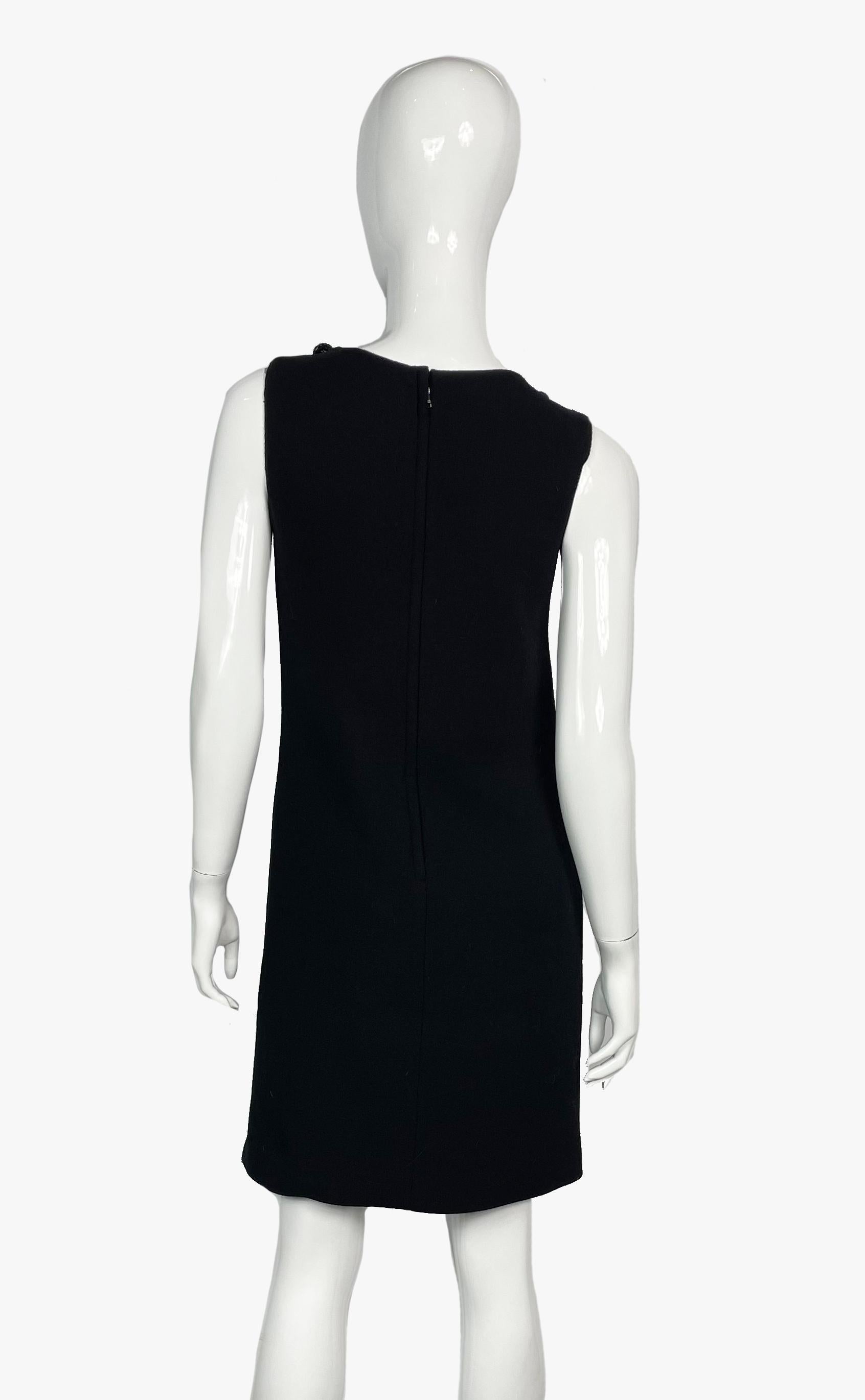 Mini robe en laine noire Dolce & Gabbana avec collier à médaillons, années 2010 Pour femmes en vente