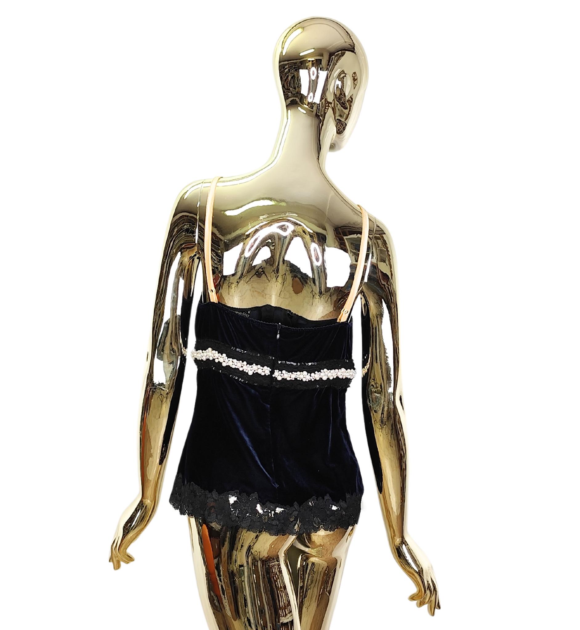 Dolce&Gabbana top
Blue velvet
Pearls and lace decor
Zipper closure
Adjustable straps (currently stitched at fixed length)

Marked size 44 IT

Measurements:
bust 86 cm - 34 in
waist 80 cm - 31 in
hips 91.5 cm - 36 in
length 47 cm - 18.5 in

Great