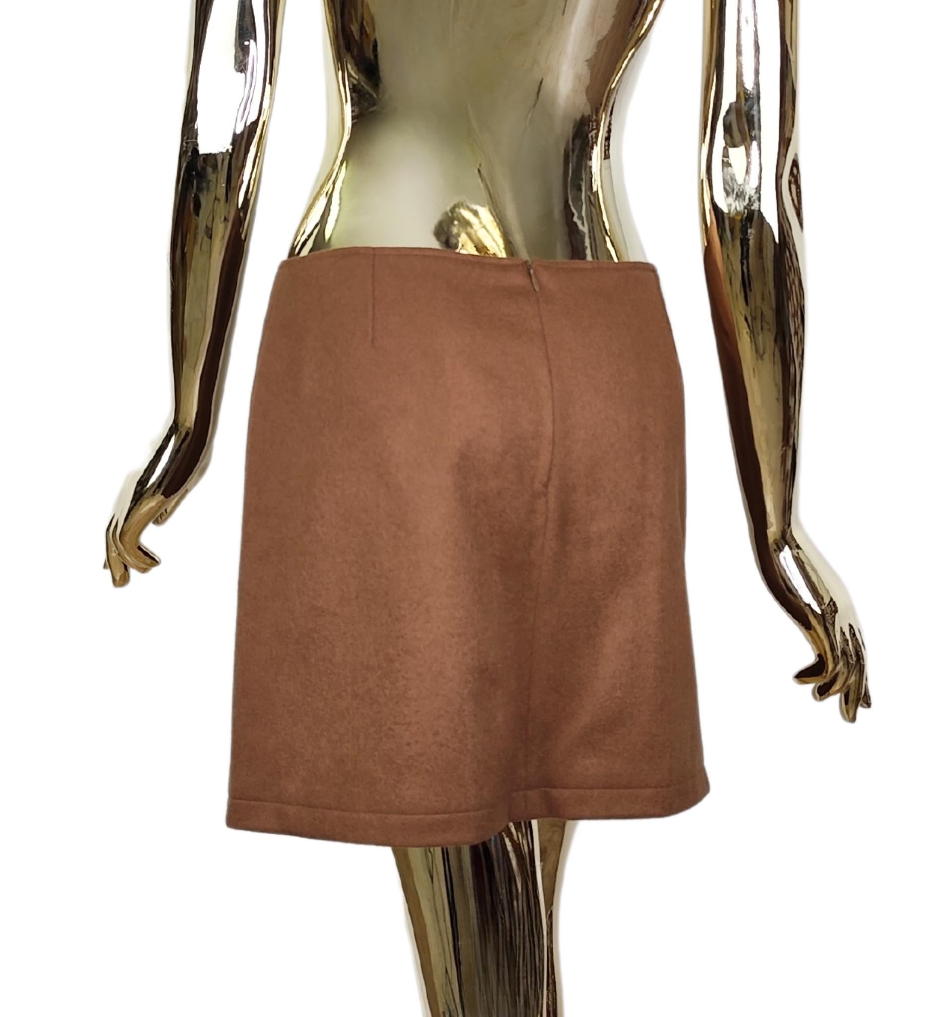 Dolce&Gabbana mini skirt
Brown wool
Lined
Zipper closure

Marked size 42 IT

Measurements:
waist 80 cm - 31 in
hips 102 cm - 40 in
length 37.5 cm - 15 in

New with tags