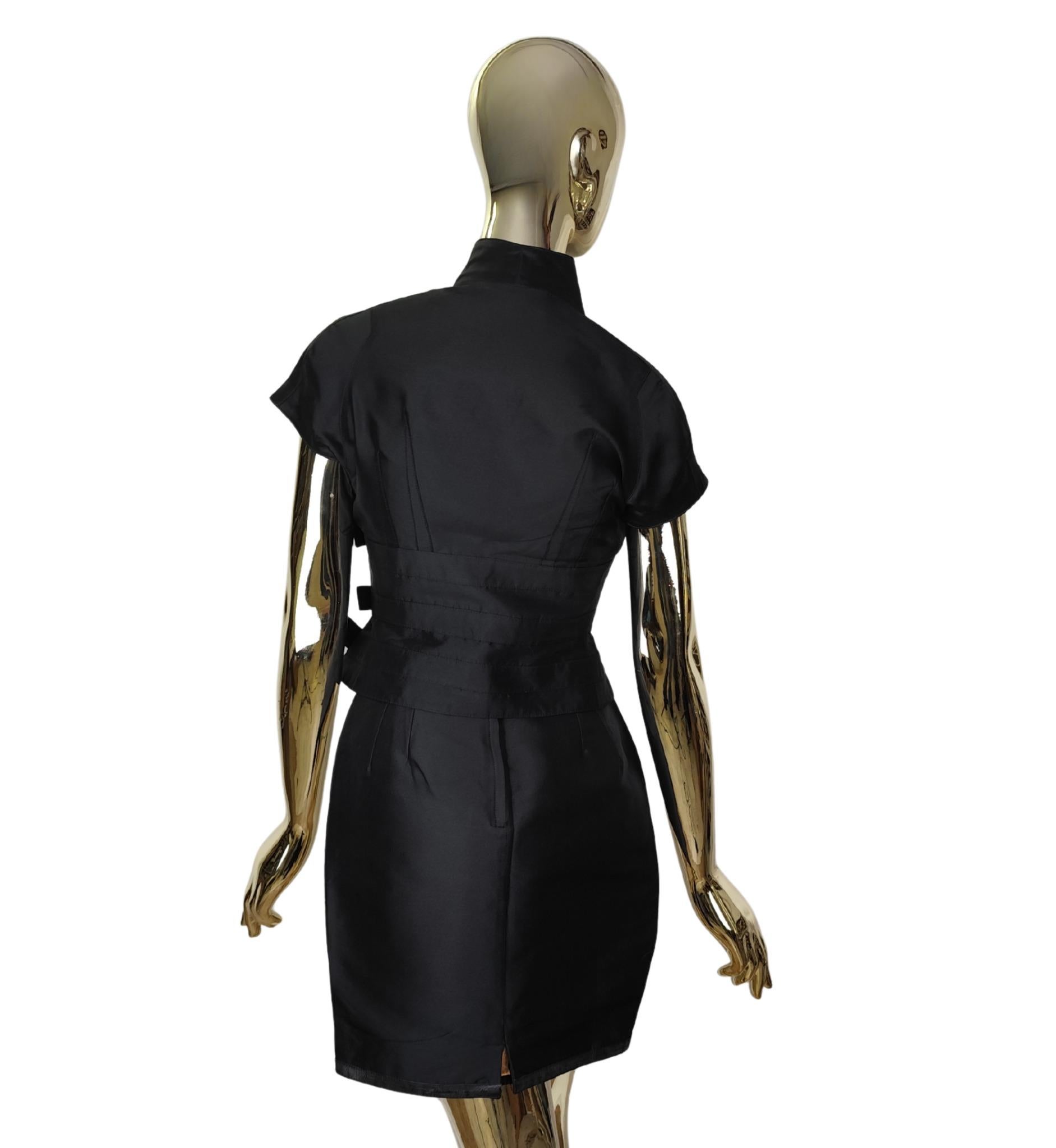Dolce&Gabbana structured corset top and skirt set
Golden metal buckles and buttons closure on top
Zipper closure on skirt
Black silk blend
Lined

Top marked size 40 IT
Skirt marked size 40 IT

Top measurements:
bust 94 cm - 37 in
waist 70 cm - 27.5