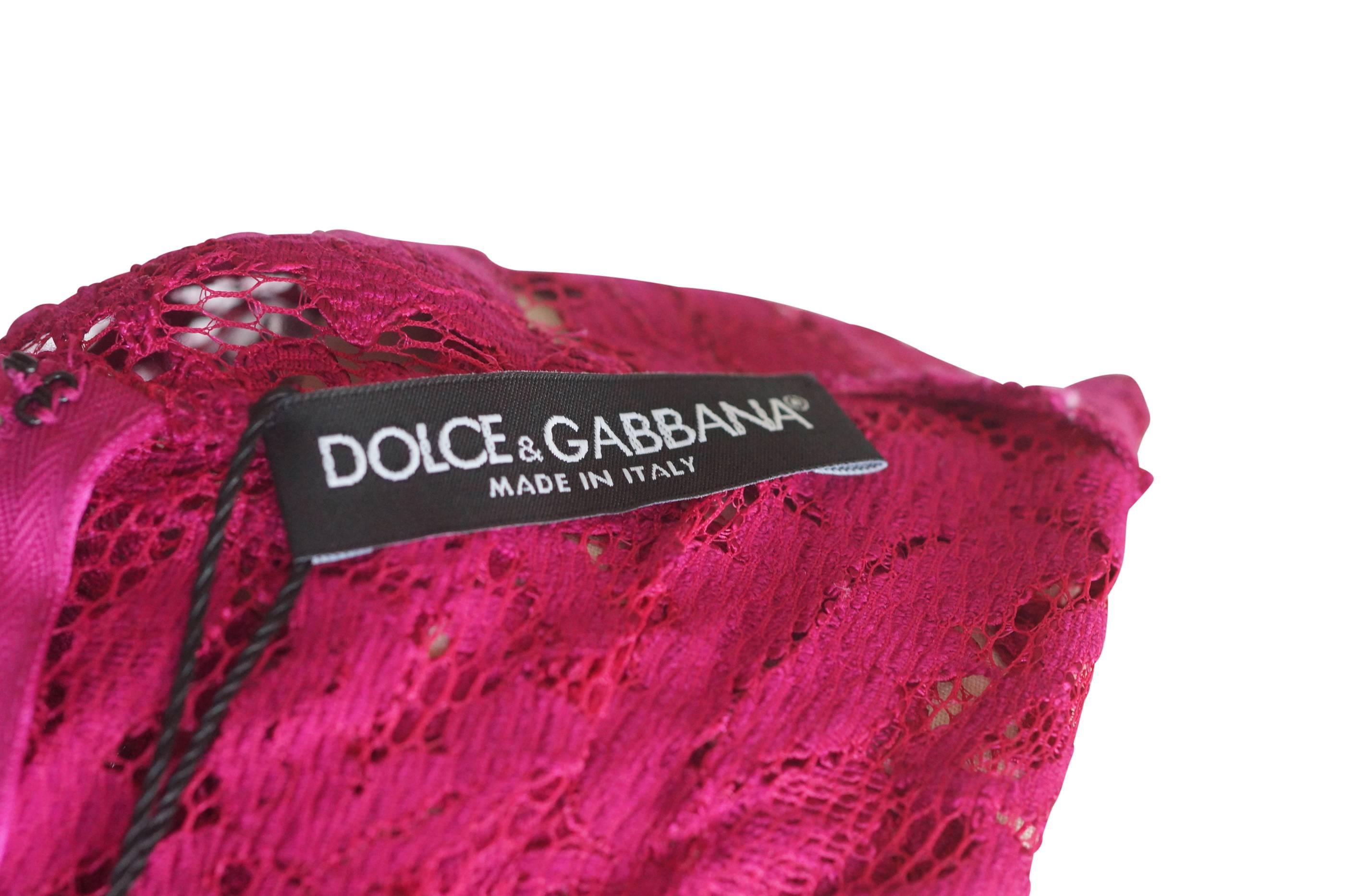 Dolce&Gabbana Kleid aus magentafarbener Spitze  42 / 6  nwt im Zustand „Neu“ im Angebot in Miami, FL