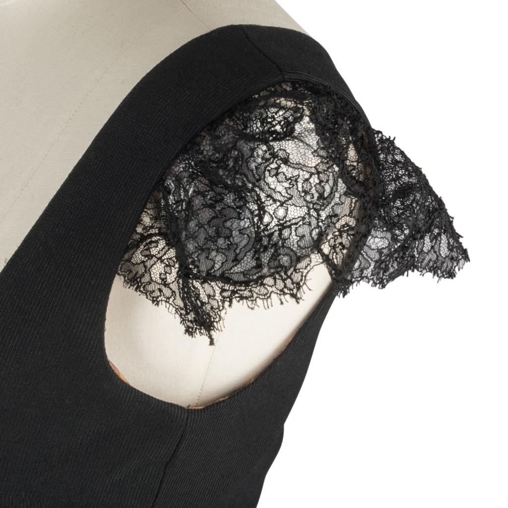Dolce&Gabbana Kleid mit Spitzeneinsatz und tiefem V-Ausschnitt, hervorragende Passform 44 /  8 (Schwarz) im Angebot