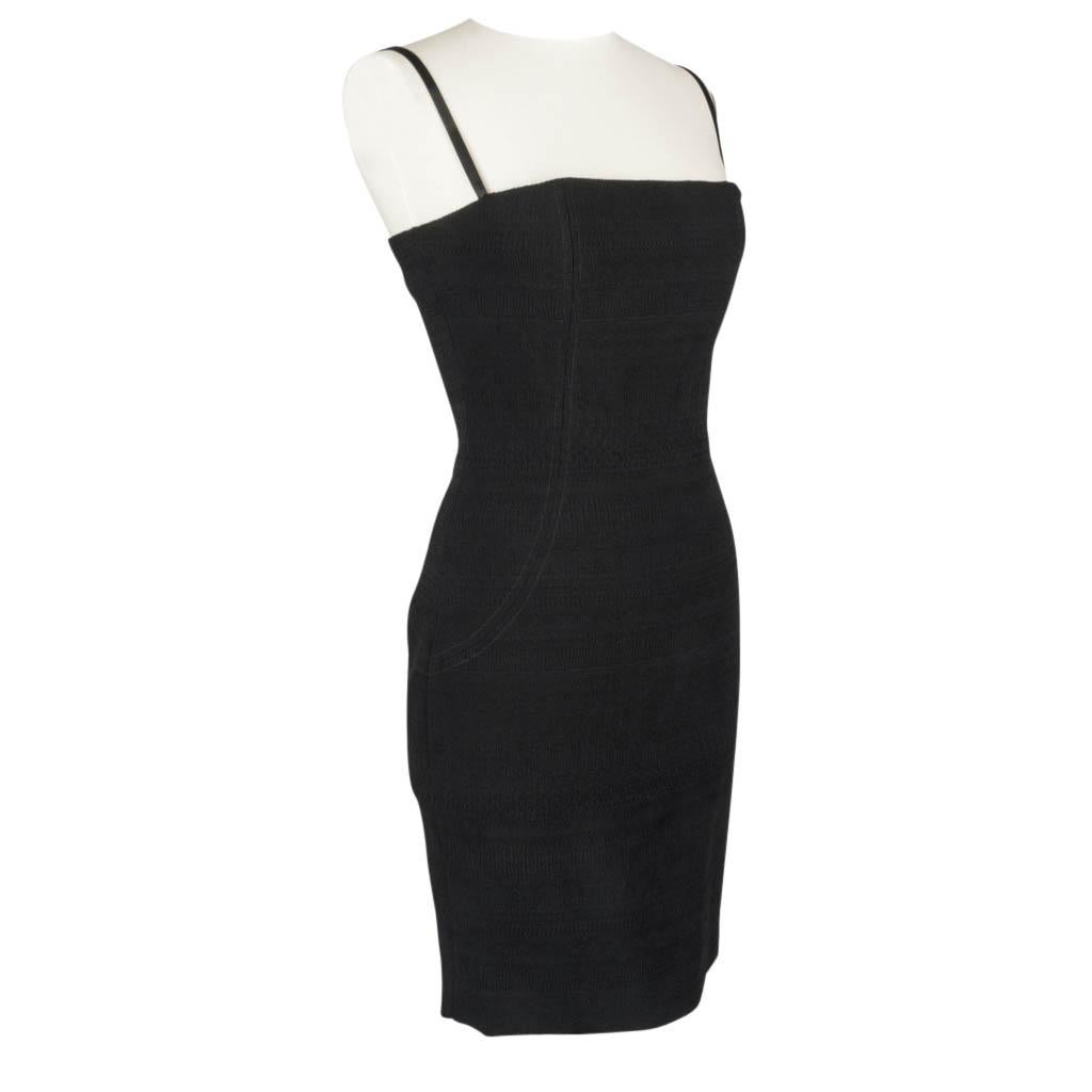 Garantiert authentisch Dolce&Gabbana Unterschrift geformt schwarzes Kleid mit schönen kompliziert strukturierten Stoff. 
Bitte sehen Sie sich das Detailbild für den Stoff an, da es sehr schwer zu erkennen ist.
Verstellbare BH-Träger mit integriertem