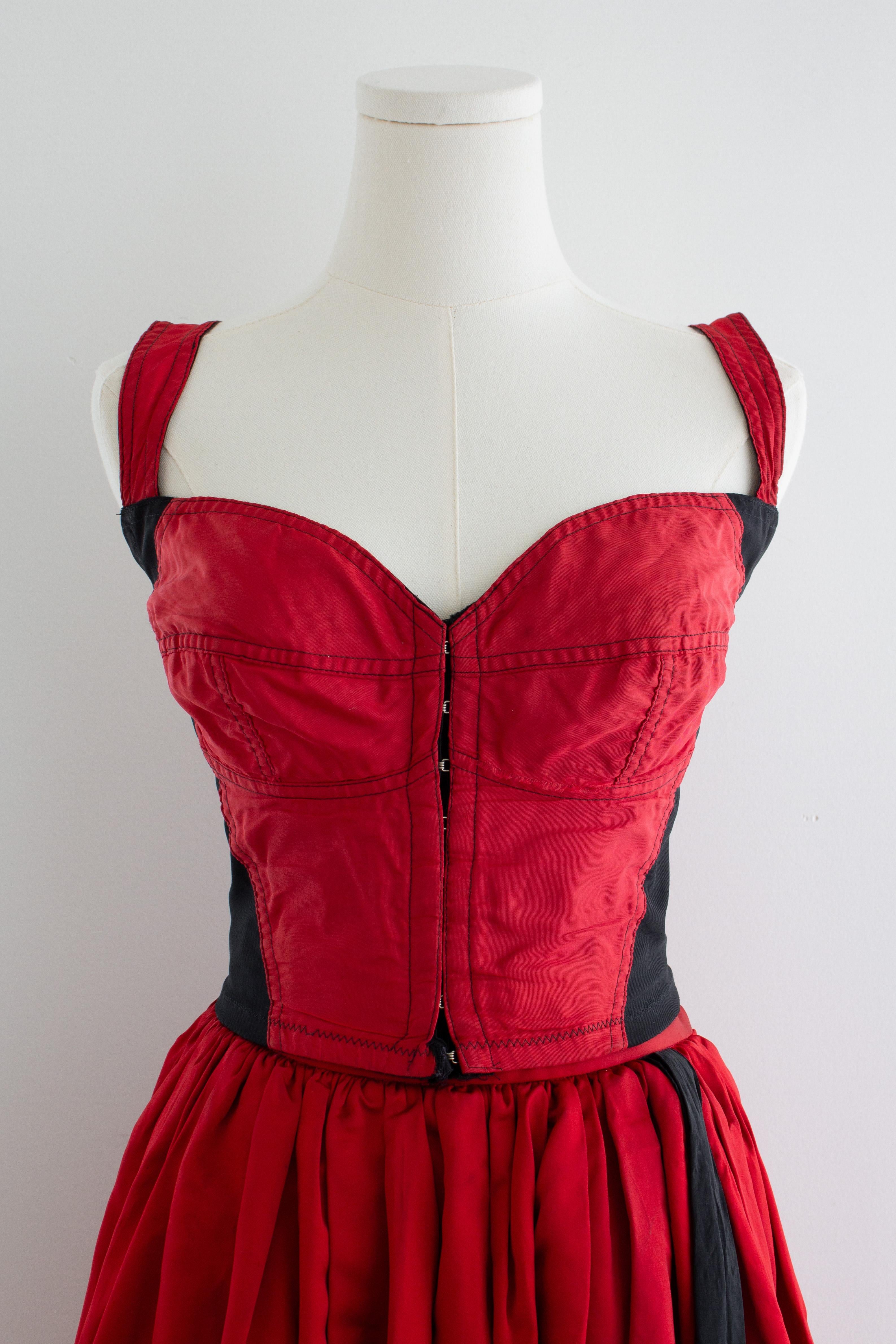 Dolce & Gabbana F/W 1992 Rouge Noir Bustier Top Satin Tulle Jupe Ensemble en vente 6