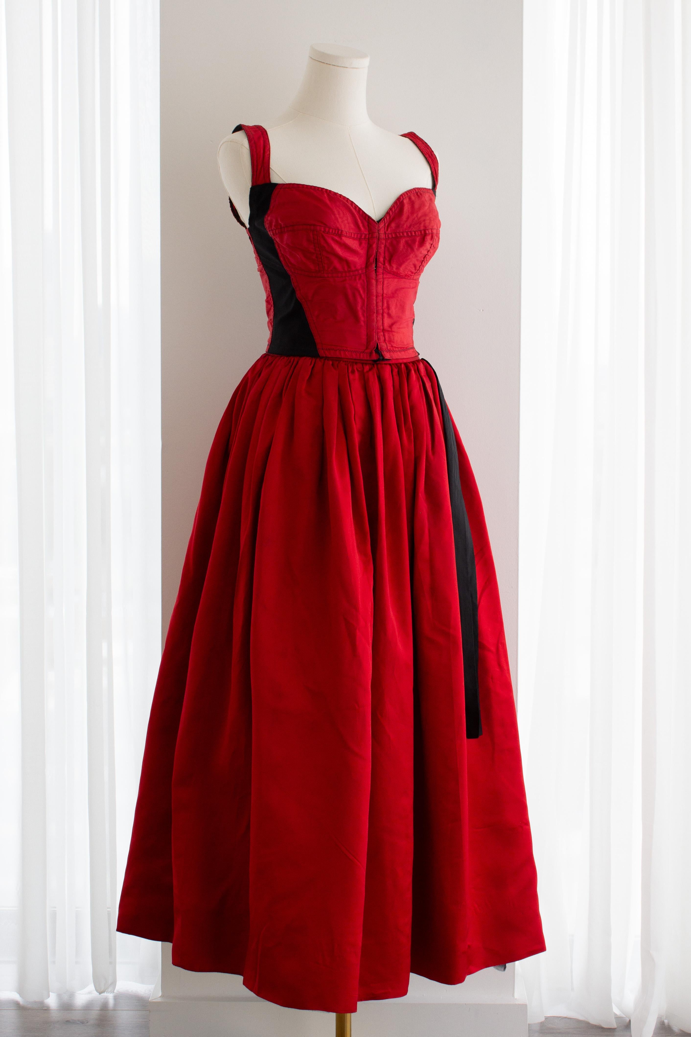 Dolce & Gabbana F/W 1992 Rouge Noir Bustier Top Satin Tulle Jupe Ensemble en vente 7