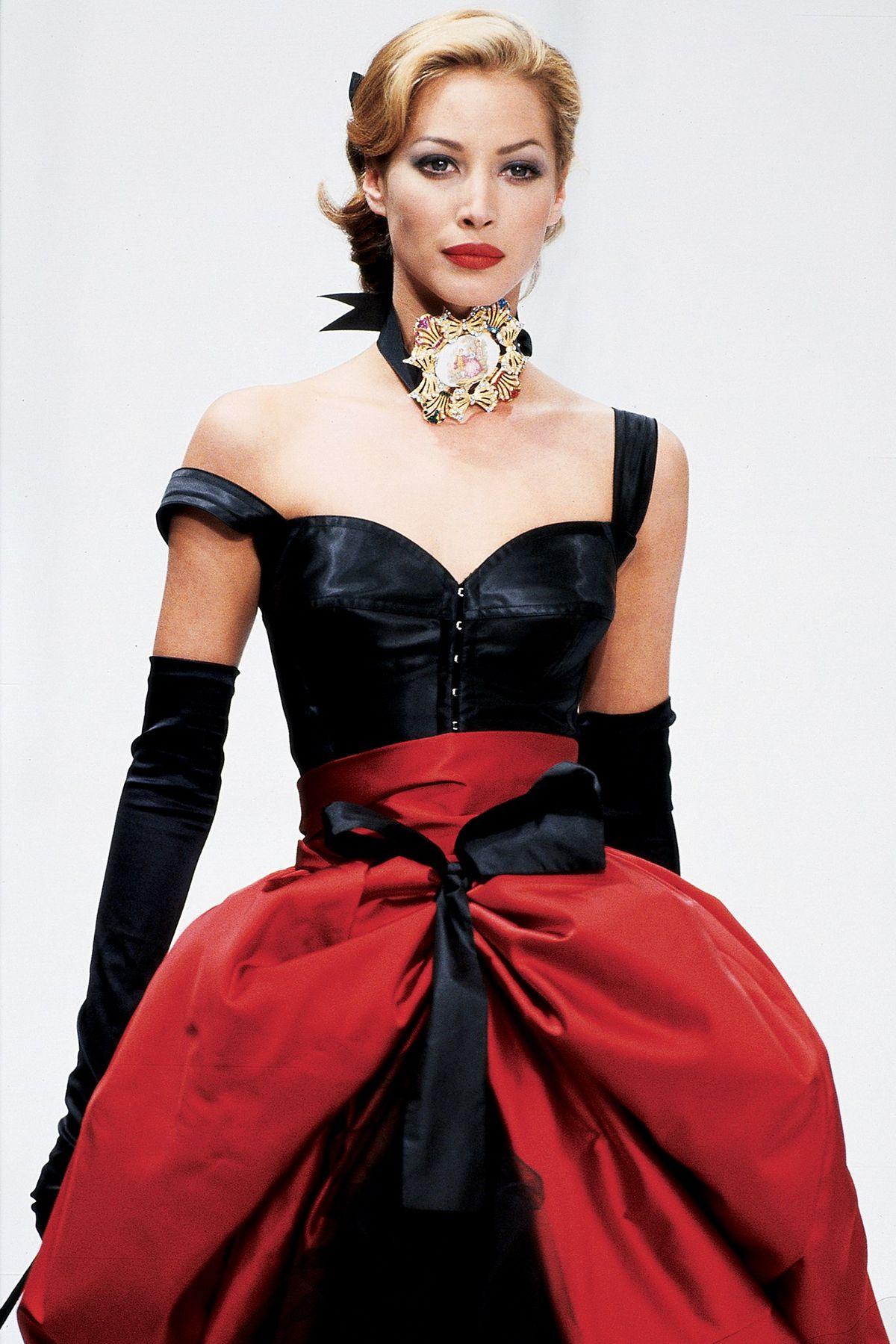 Un ensemble emblématique de Dolce & Gabbana issu du défilé de l'automne 1992, porté par Christy Turlington sur le podium et figurant sur les images de la campagne de la saison. Un exemplaire de collection de l'époque d'inspiration sicilienne de la