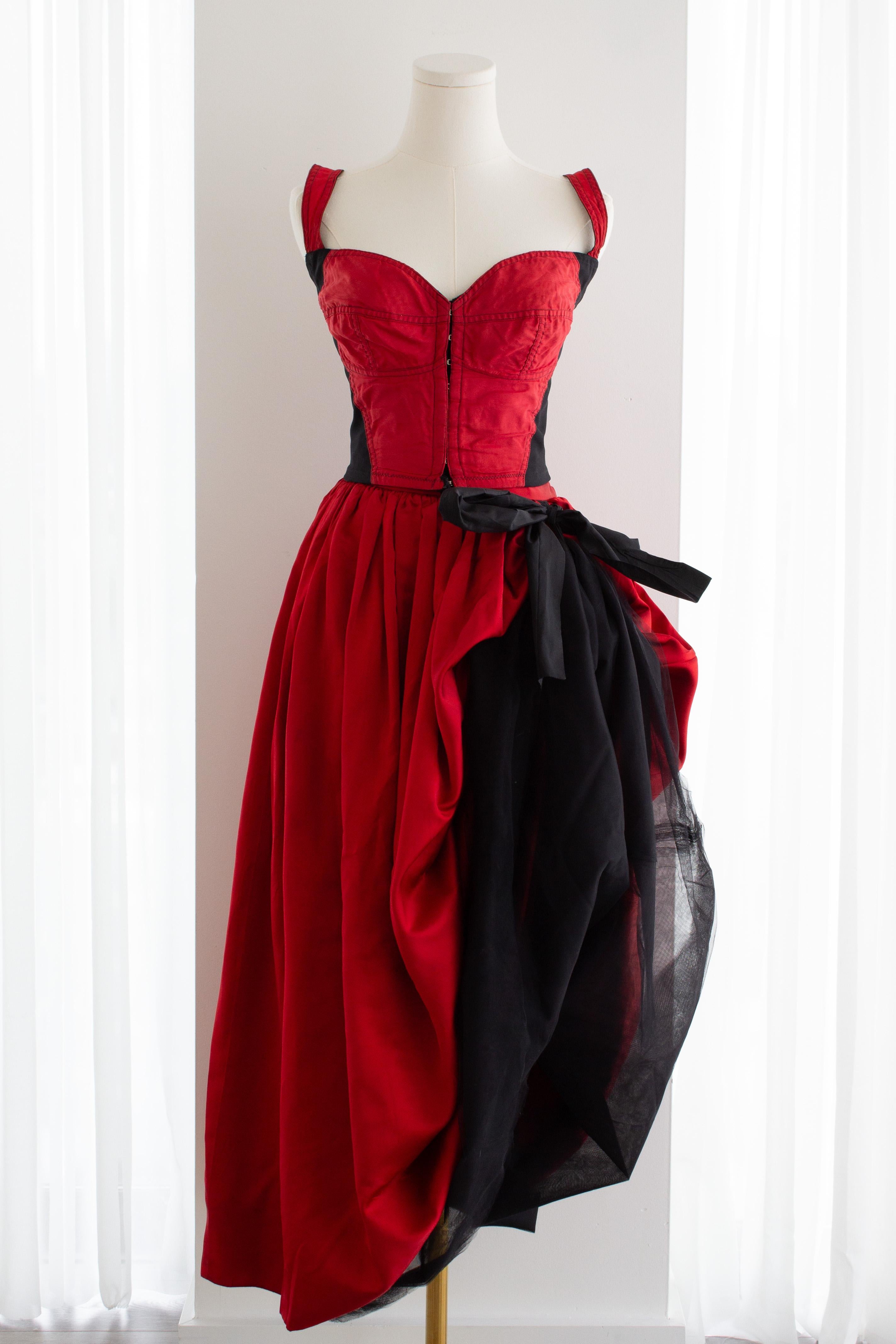 Dolce & Gabbana F/W 1992 Rouge Noir Bustier Top Satin Tulle Jupe Ensemble en vente 1