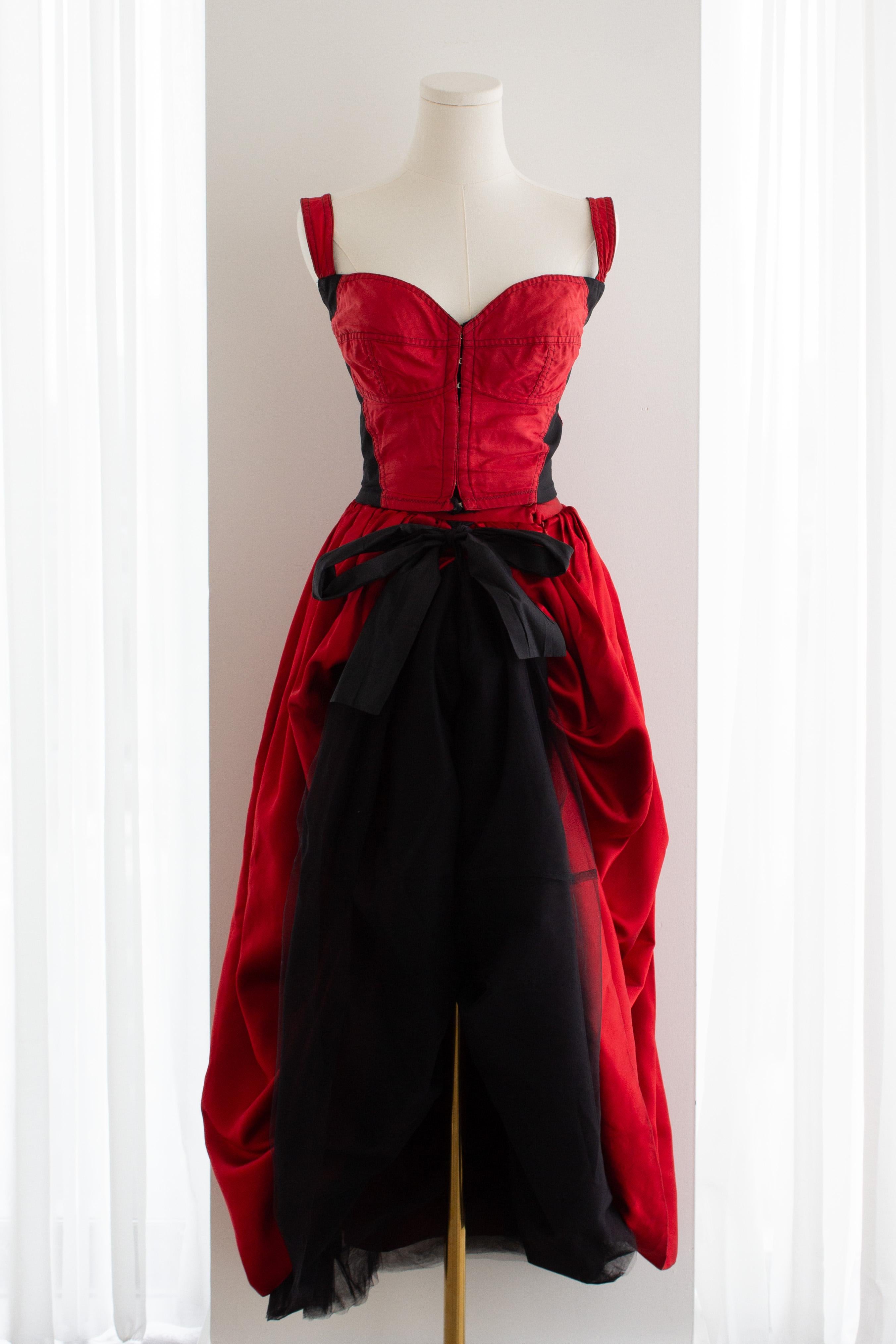 Dolce & Gabbana F/W 1992 Rouge Noir Bustier Top Satin Tulle Jupe Ensemble en vente 2