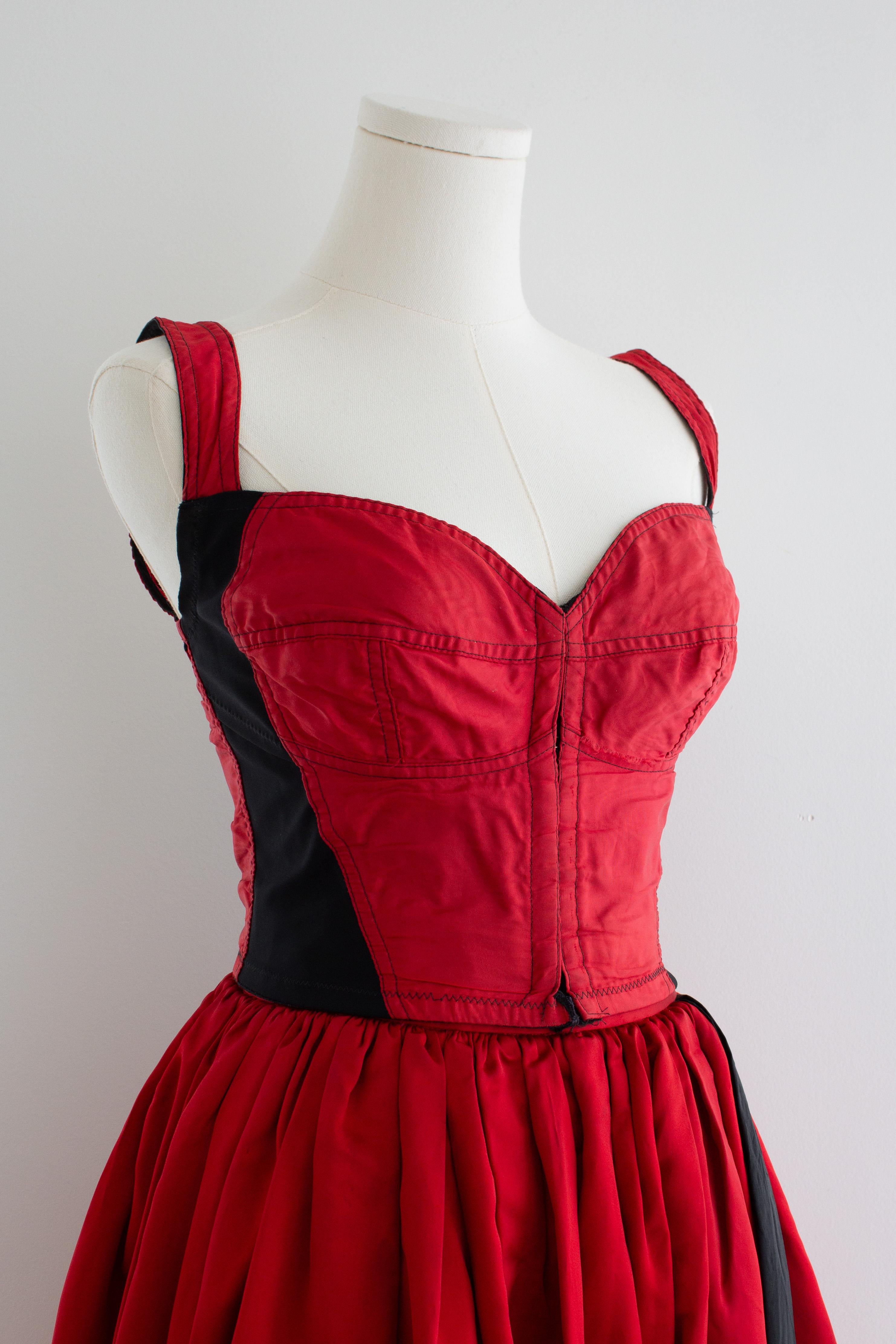 Dolce & Gabbana F/W 1992 Rouge Noir Bustier Top Satin Tulle Jupe Ensemble en vente 3