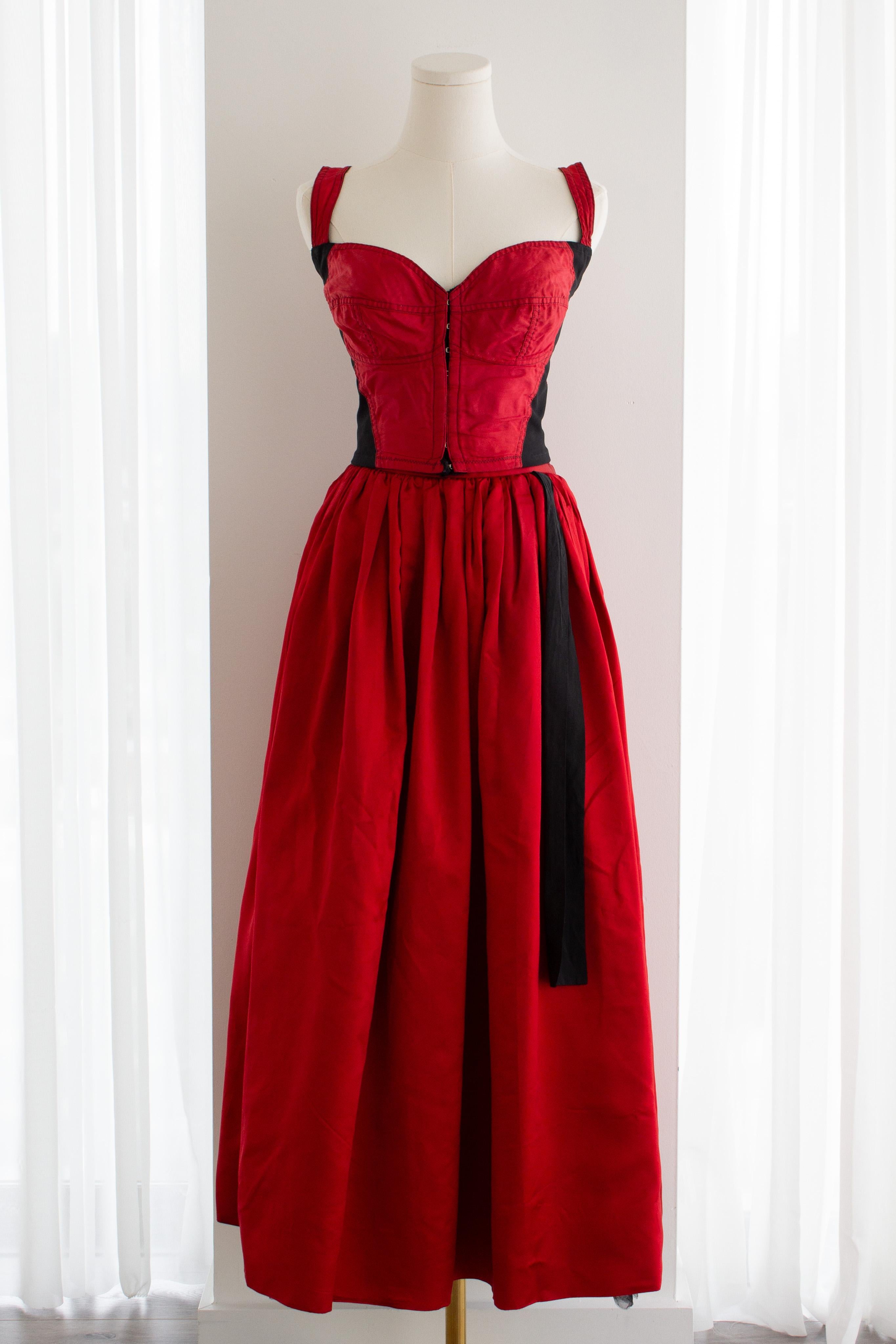 Dolce & Gabbana F/W 1992 Rouge Noir Bustier Top Satin Tulle Jupe Ensemble en vente 4