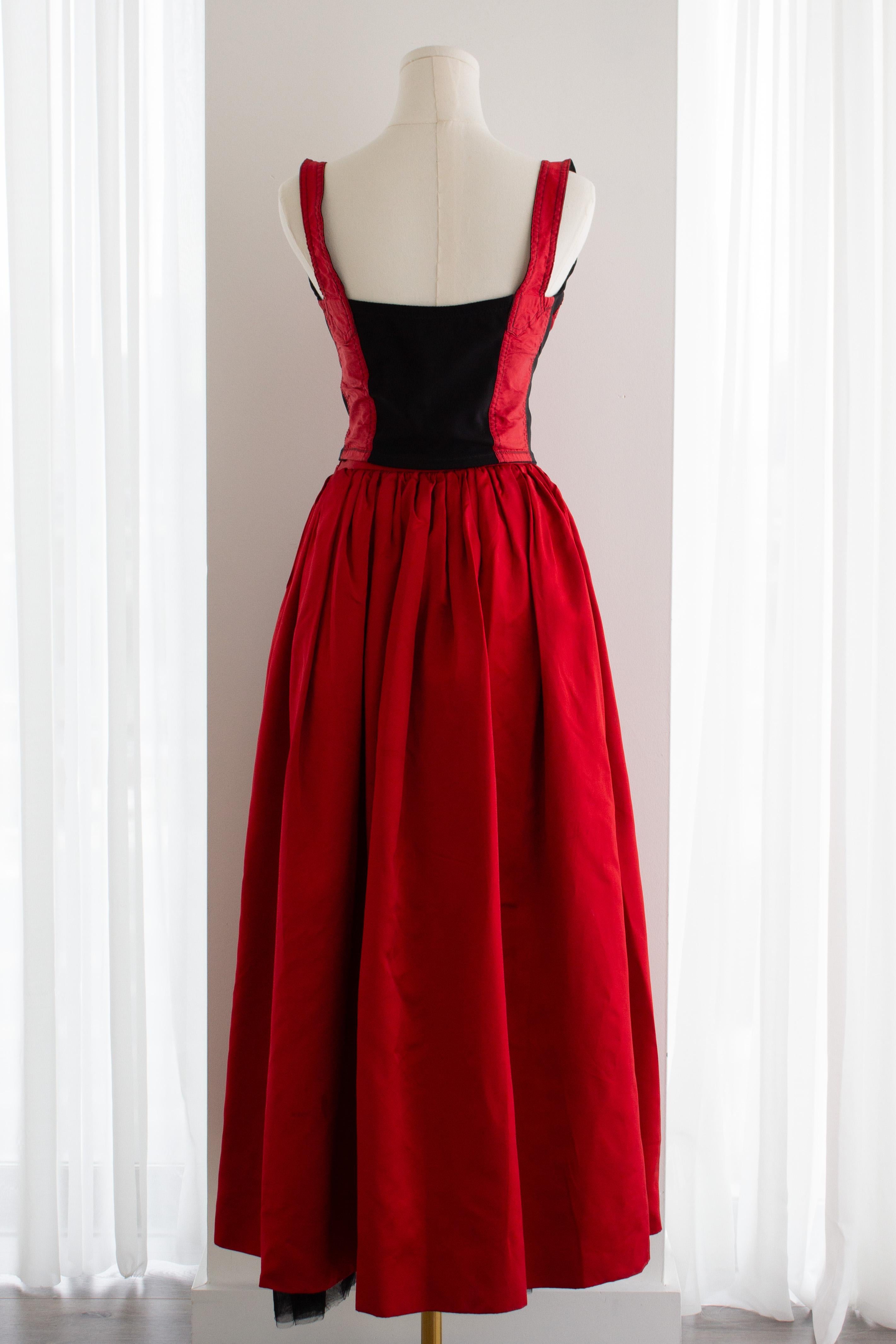 Dolce & Gabbana F/W 1992 Rouge Noir Bustier Top Satin Tulle Jupe Ensemble en vente 5