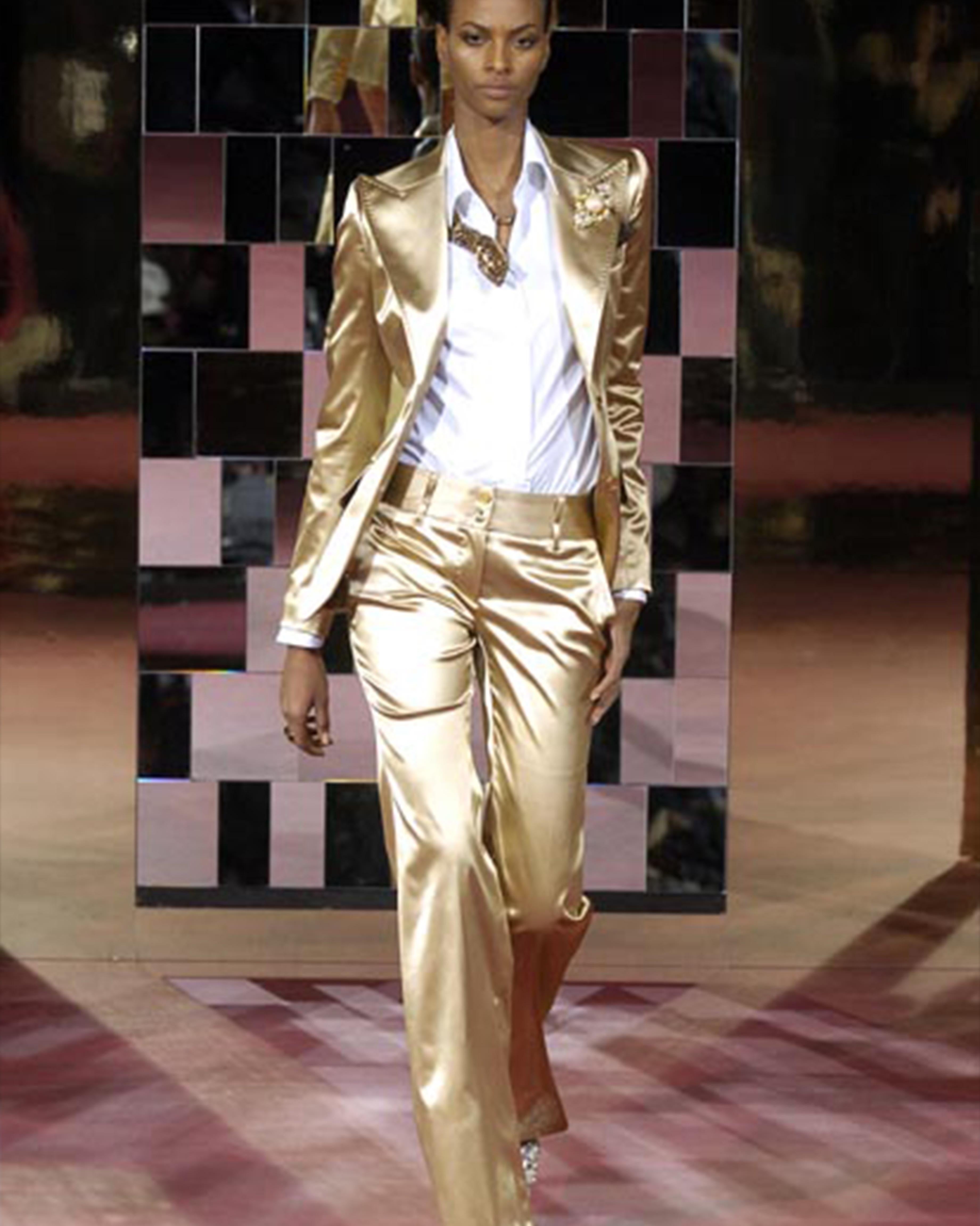 - Diseñado por Dolce&Gabbana
- Colección Otoño-Invierno 2004
- Piezas similares en Pasarela
- Conjunto blanco de algodón Chaqueta y pantalón
- Escote en pico
- Cierre de doble botón en ambas prendas
- Dos bolsillos en la chaqueta
- Pantalones de