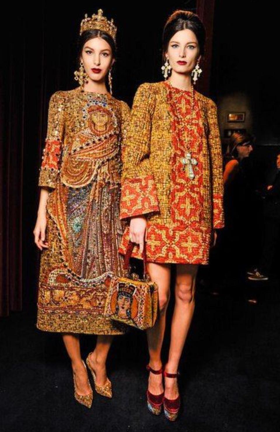 Dolce&Gabbana Fall/Winter 2013 Queen Regina Gold Red Multicolor Velvet Bag In Good Condition In Jersey City, NJ
