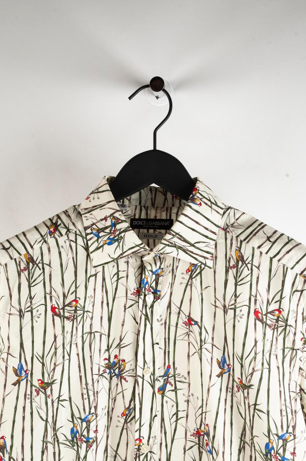 Item for sale is 100% genuine Dolce&Gabbana Mainline Gold Birds Print Men Shirt, S438
Color: Multicolor
(An actual color may a bit vary due to individual computer screen interpretation)
Material: cut care label it is 100proc. cotton.
Tag