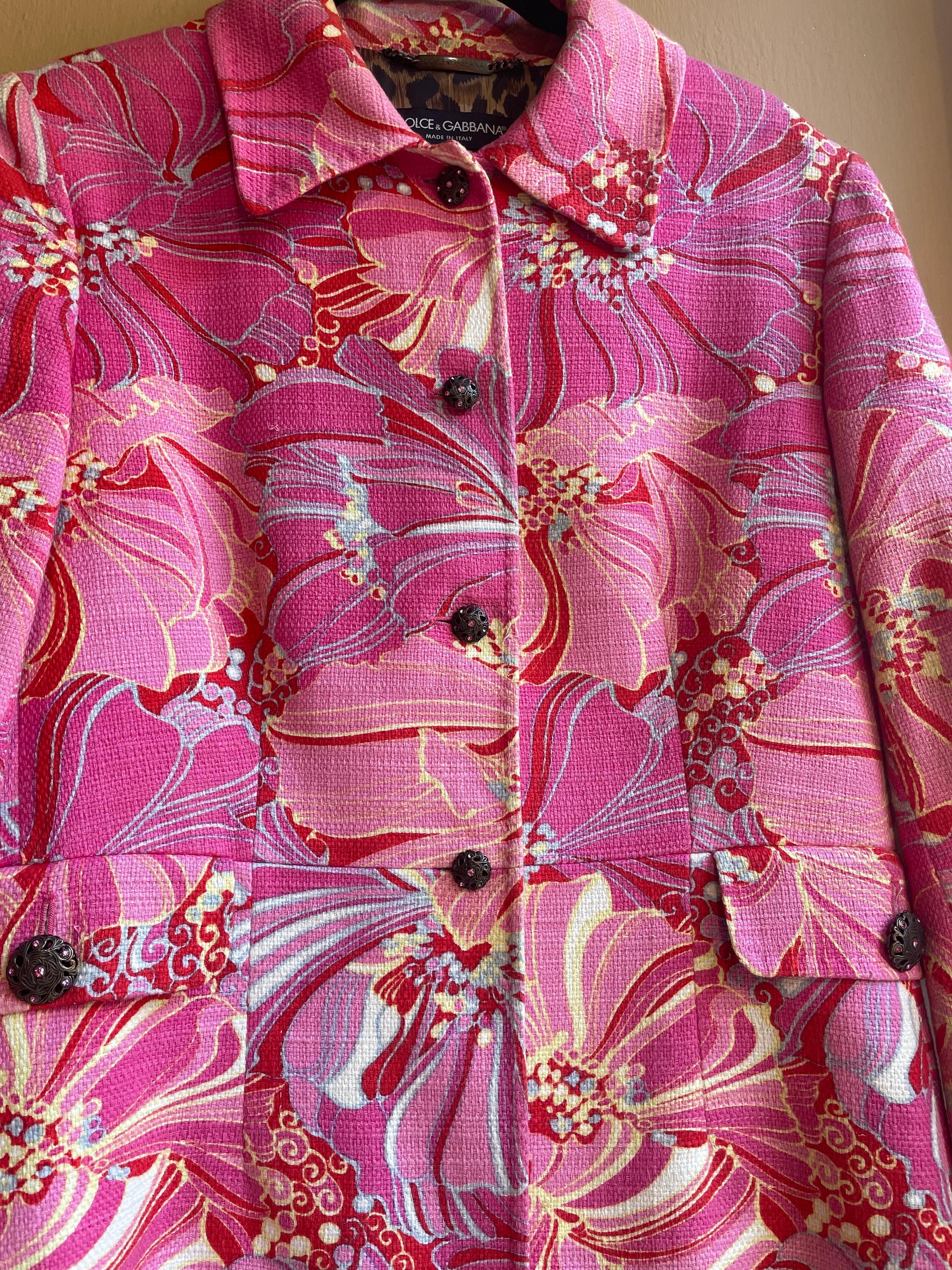 Dolce&gabbana Jacke in Rosatönen mit Blumenmuster und Juwelenknöpfen. (Pink)